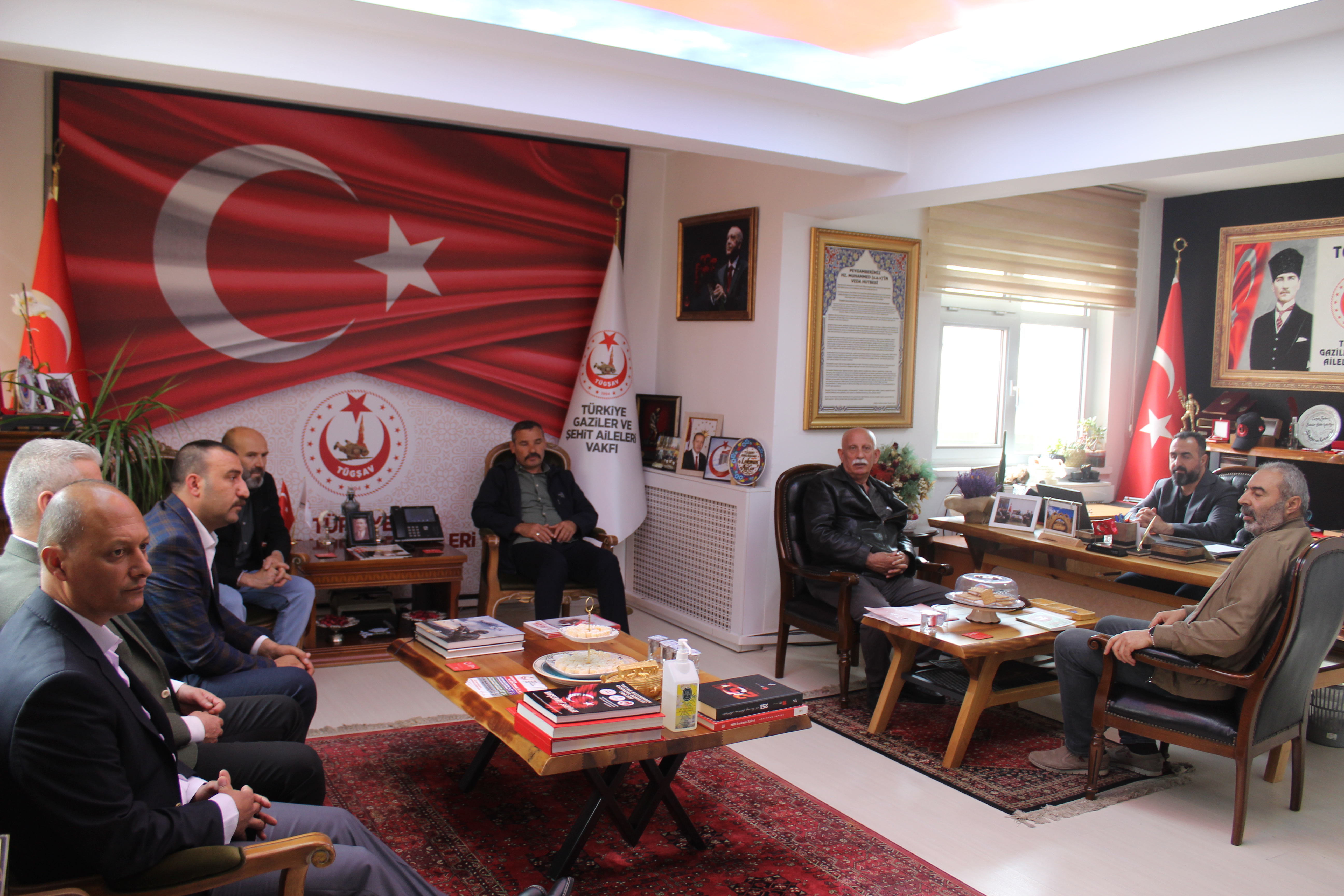 Şehit Polis Tugay Can KIZILIRMAK'ın babası Osman KIZILIRMAK, Şehit Polis Bekir DENİZ'in babası Mustafa DENİZ, Şehit Polis Sait ÜNLÜ'nün babası Hüseyin ÜNLÜ, Kırşehir Şube Başkanımız Mutlu KILIÇARSLAN ile birlikte Vakfımızı ziyaret ettiler.