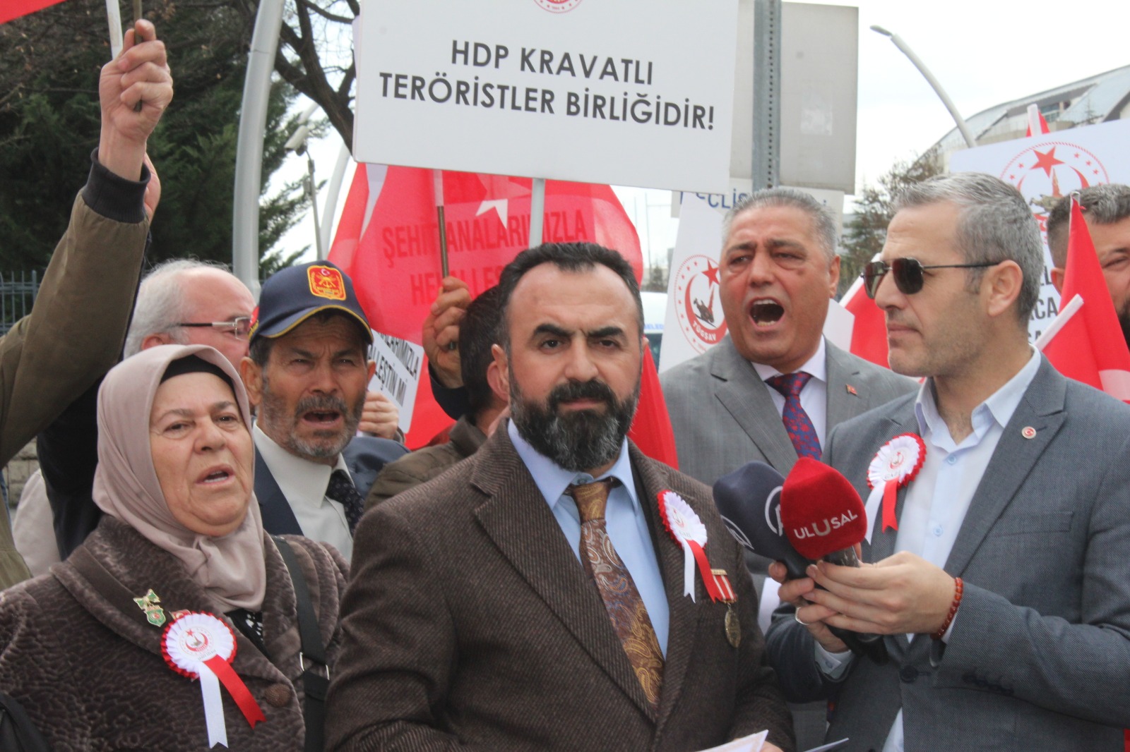 VATANIN ASLİ SAHİPLERİ OLAN ŞEHİT YAKINI VE GAZİLER OLARAK,KOLTUK HIRSI İÇİN VATANIMIZIN TERÖRİSTLERE PEŞKEŞ ÇEKİLMESİNE İZİN VERMEDİK VE VERMEYECEĞİZ...