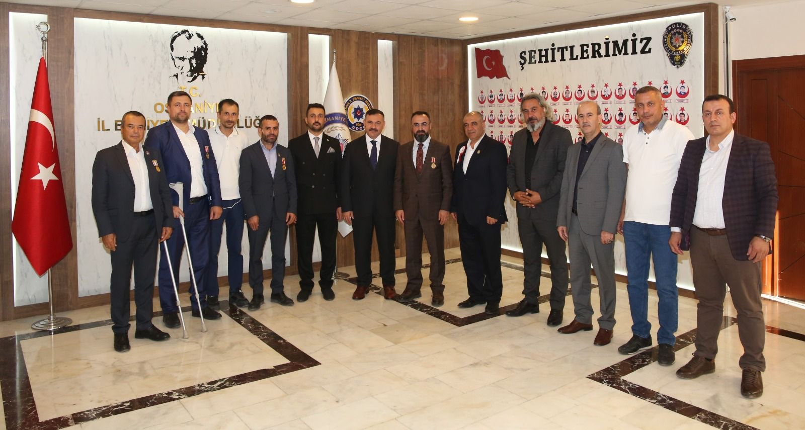 Genel Başkanımız Gazi Lokman AYLAR, YK üyelerimiz ve şehit yakınlarımız ile birlikte Osmaniye Emniyet Müdürü Mehmet SARIBUVA'yı ziyaret ettiler.  Samimi ve hoş sohbetli ev sahiplikleri için Sayın Emniyet Müdürümüze teşekkür ederiz