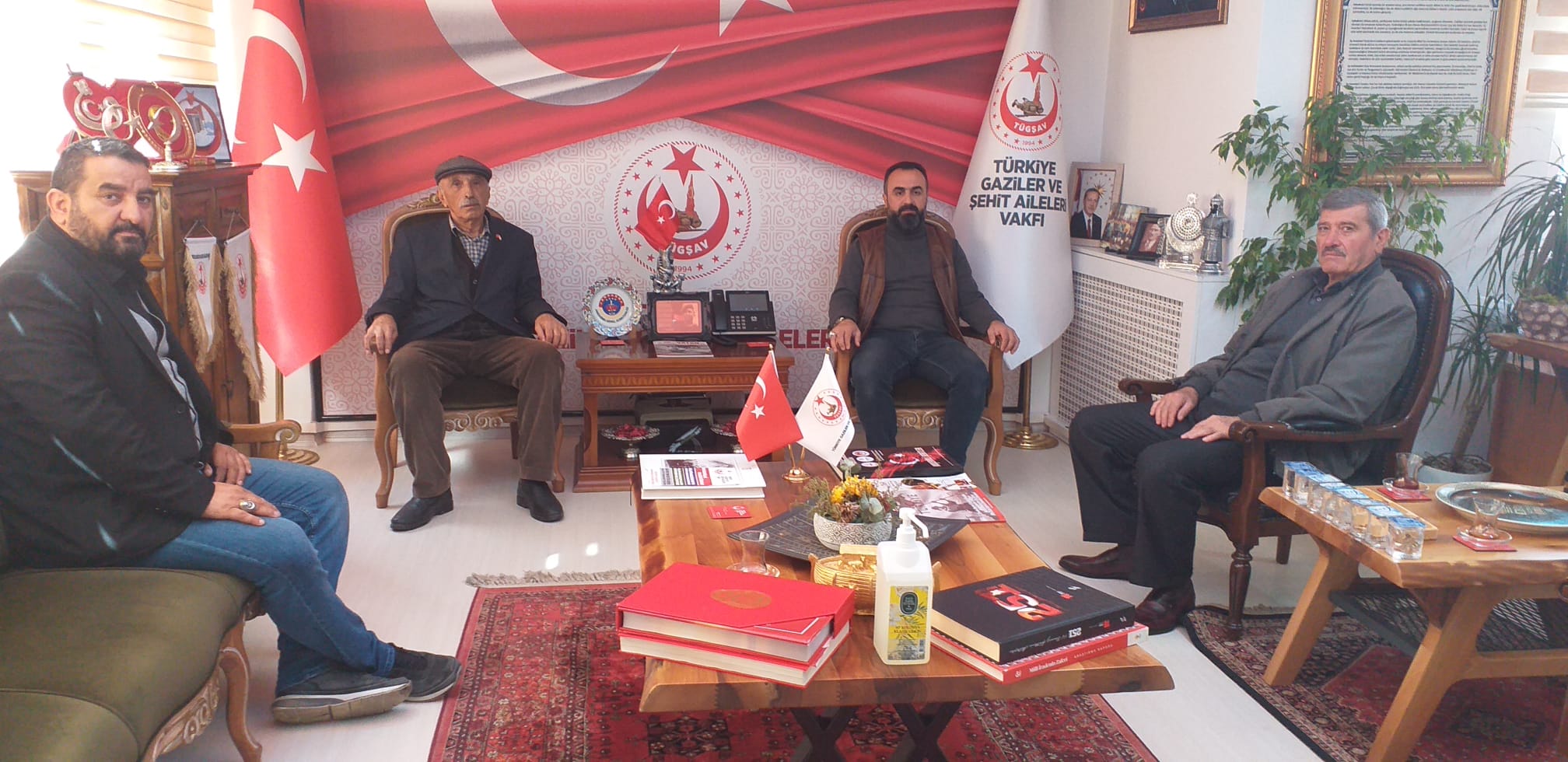 Gölbaşı Gaziler ve Şehit Aileleri Derneği başkanı;Cüneyt ÜNGÖR ve dernek yönetim kurulu üyelerinden; Gaffur AĞAÖREN ile Hayati YILDIRIM beyler vakfımıza ziyarette bulunup,Genel başkanımız Gazi Lokman AYLAR ile görüşme gerçekleştirdiler.Kendilerine ziyaretlerinden dolayı teşekkürlerimizi sunuyoruz.