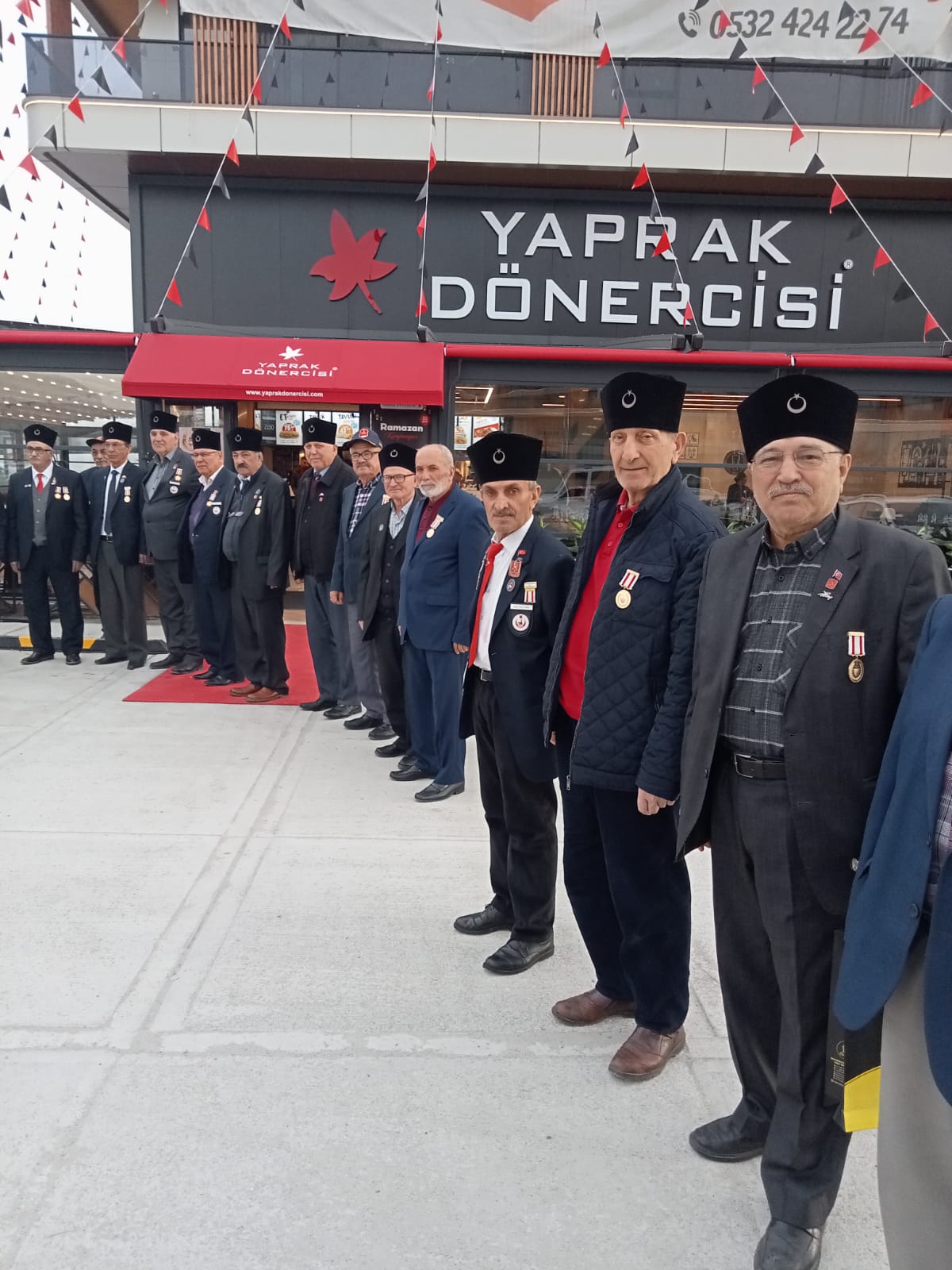 KIBRIS GAZİLERİMİZLE İFTAR PROGRAMINDA BİR ARAYA GELEREK HASBİHAL EDEİP SORULARINI DİNLEDİK VE ÇÖZÜM ÖNERİLERİ ÜZERİNDE İSTİŞARE ETTİK.
