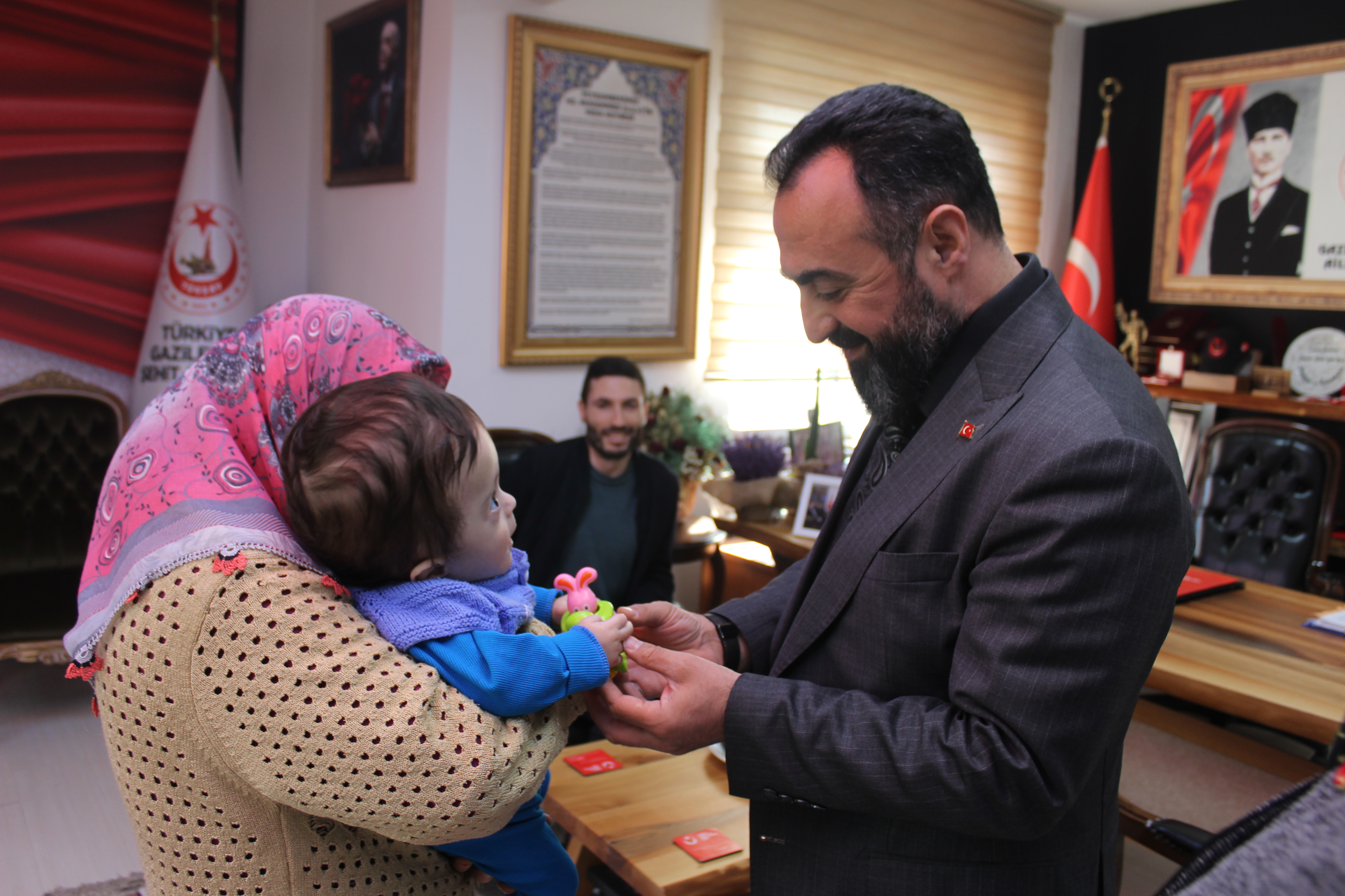 15 Temmuz Gazisi Koray DEMİREL, ailesi ile birlikte Genel Merkezimizi ziyaret ederek, Genel Başkanımız Gazi Lokman AYLAR ile bir araya gelip hasbihal ettiler.