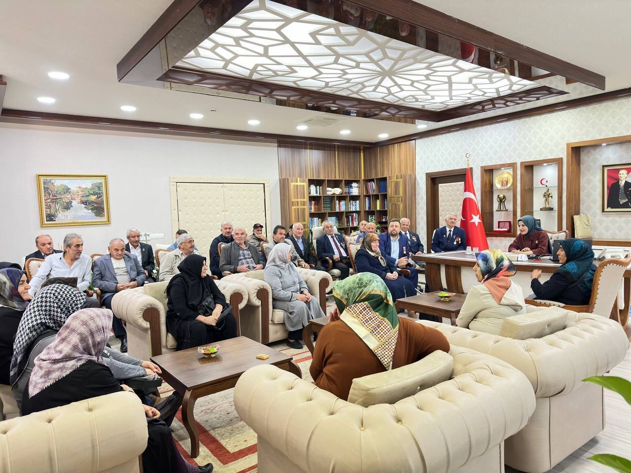 Yönetim Kurulu Üyemiz ve Tügşav pursaklar Temsilcimiz Mehmet EĞİN, şehit yakınlarımız ve gazilerimiz ile birlikte Pursaklar Ankara Kaymakamı Esengül KORKMAZ ÇİÇEKLİ'ye hayırlı olsun ziyaretinde bulundular.  Nezaket ve samimiyetlerinden dolayı Sayın Kaymakamımıza teşekkür ederiz.