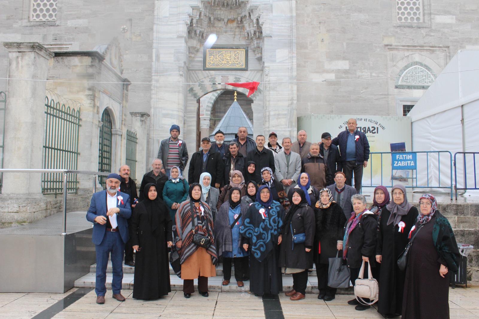 Fatih Camii ve Külliyesi ile Külliyenin içinde bulunan ve torunu olmaktan onur ve gurur duyduğumuz Fatih Sultan Mehmet Han ile Plevne kahramanı Gazi Osman Paşa'nın kabirlerini ziyaret ettik.