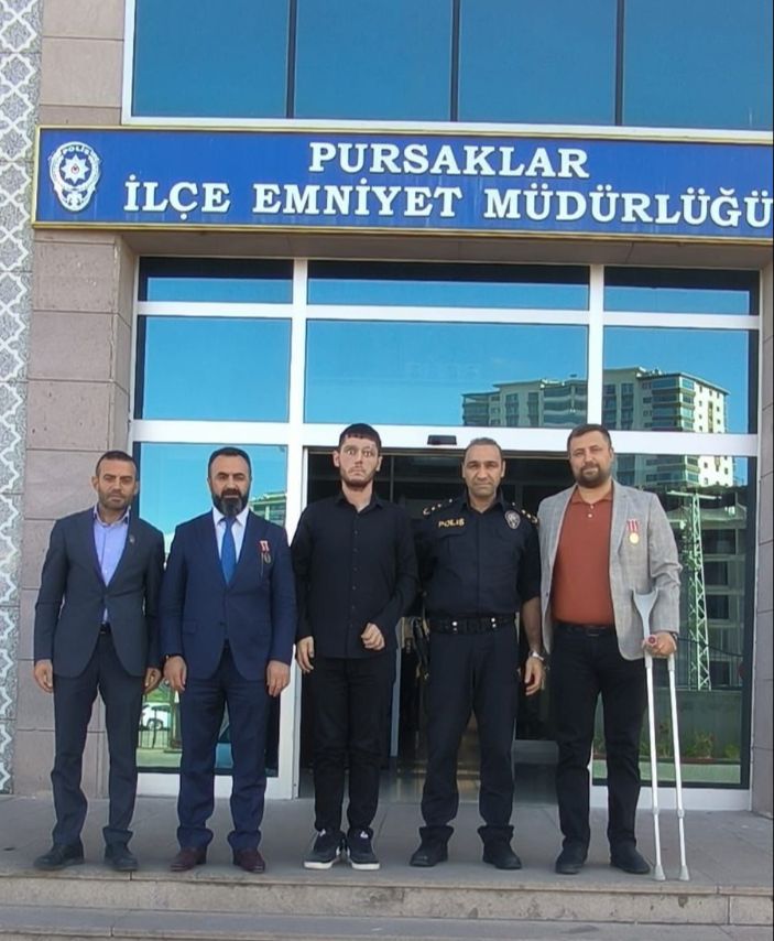 Pursaklar İlçe Emniyet Müdürü Eşref Güldemir'i makamında ziyaret ettik.  Nezaket ve hoş sohbet dolu ev sahiplikleri için Sayın Emniyet Müdürümüze teşekkür ederiz. 