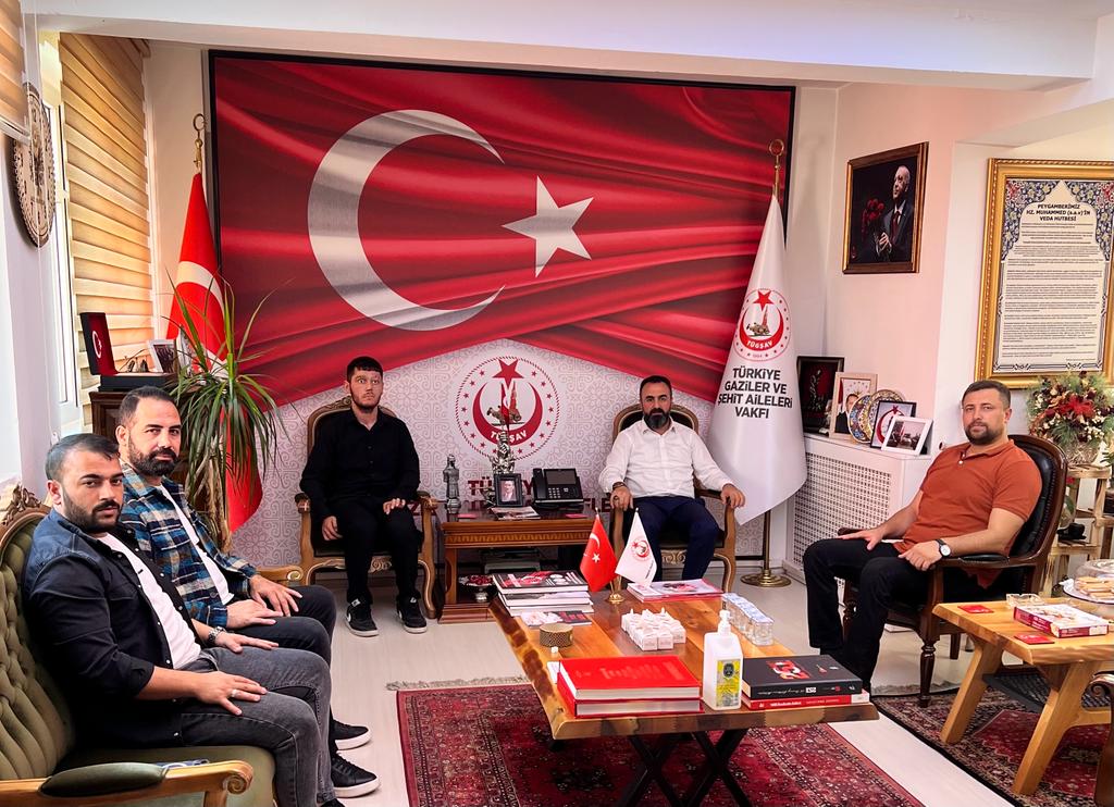 2019 yılında Hakkari Çukurca'da havan mermisi patlaması sonucu yaralanarak Gazilik ile şereflenen Mücahit ATICI, Vakfımızı ziyaret ederek Genel Başkanımız Gazi Lokman AYLAR ile bir araya geldiler.  Nezaket ziyaretleri için kıymetli misafirlerimize teşekkür ederiz...