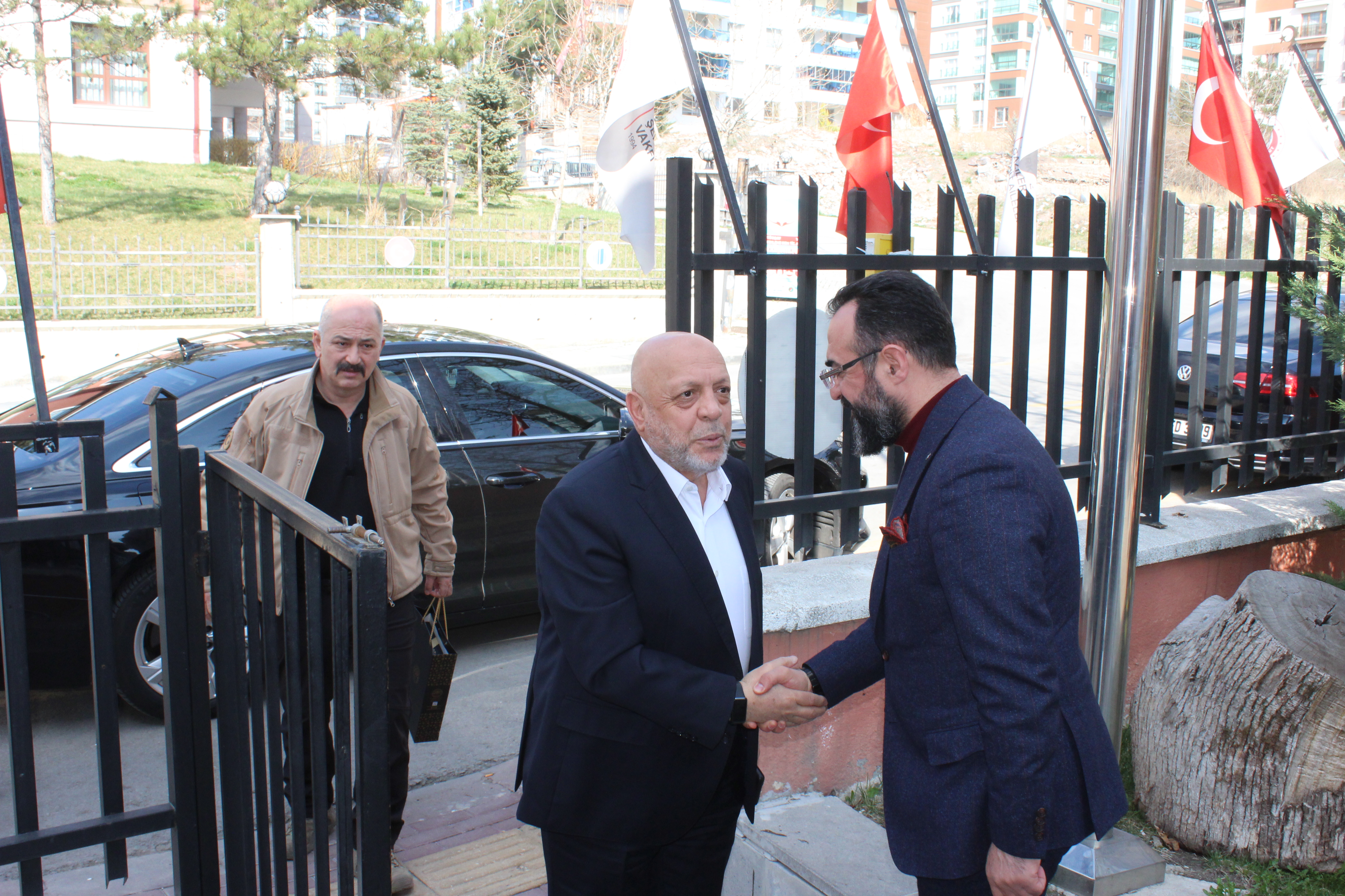 VAKFIMIZIN GÖNÜL DOSTU VE HER ZAMAN DESTEKÇİMİZ HAK-İŞ KONFEDERASYONU GENEL BAŞKANI MAHMUT ARSLAN BEYFENDİ VAKFIMIZI ZİYARET ETTİ.