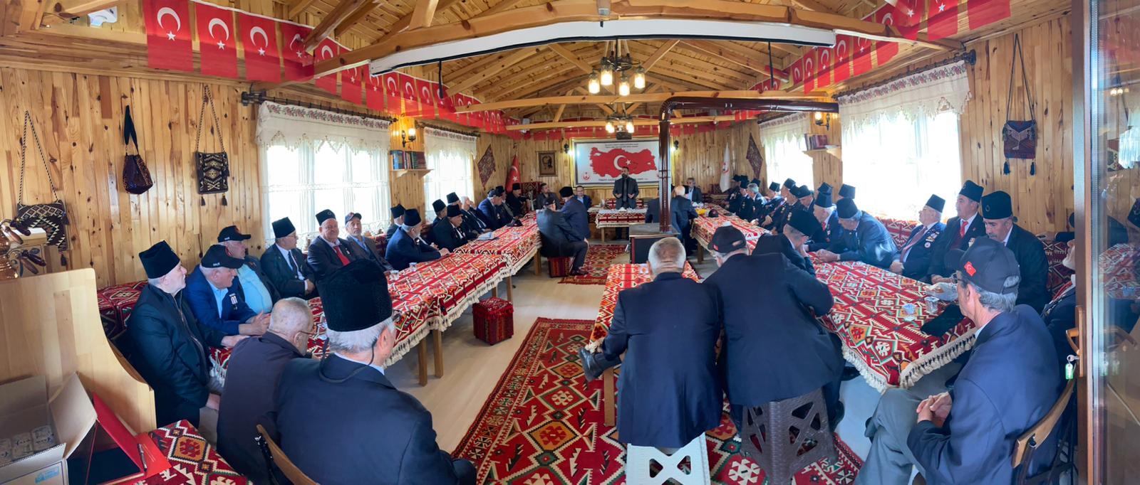 Kıbrıs Gazilerimizi Vakıf Genel Merkezimizde ağırladık. Gazilerimizin Tarih kokan ellerini öpüp onlar ile tek tek bayramlaştık.