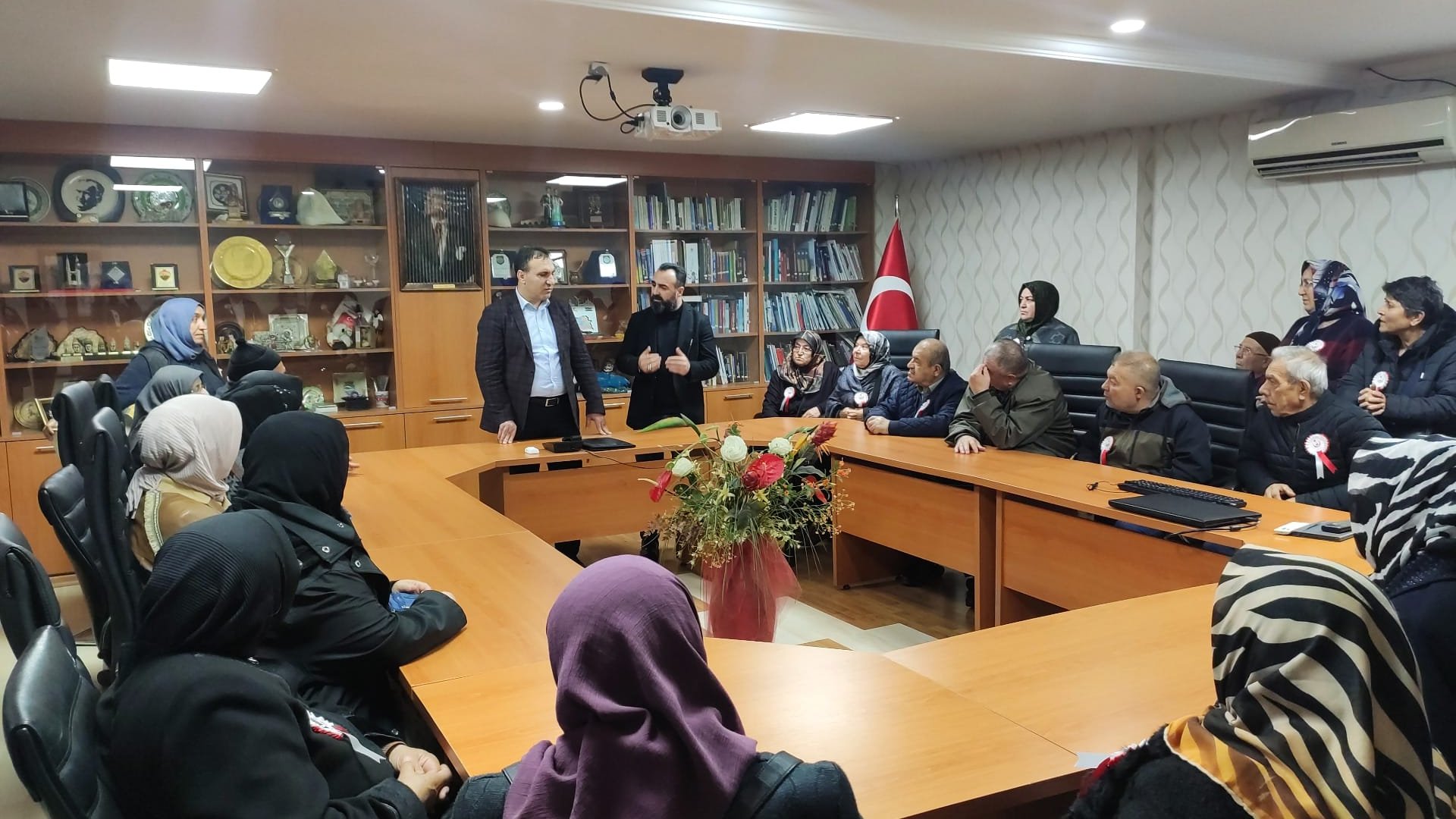 50 şehit anne ve babası ile birlikte yaptığımız İstanbul gezisinde, Ayasofya'da Sabah Namazını kıldıktan sonra, bize ev sahipliği yapan Büyükçekmece kaymakamı Ali İkram Tuna'yı ziyaret ettik. 