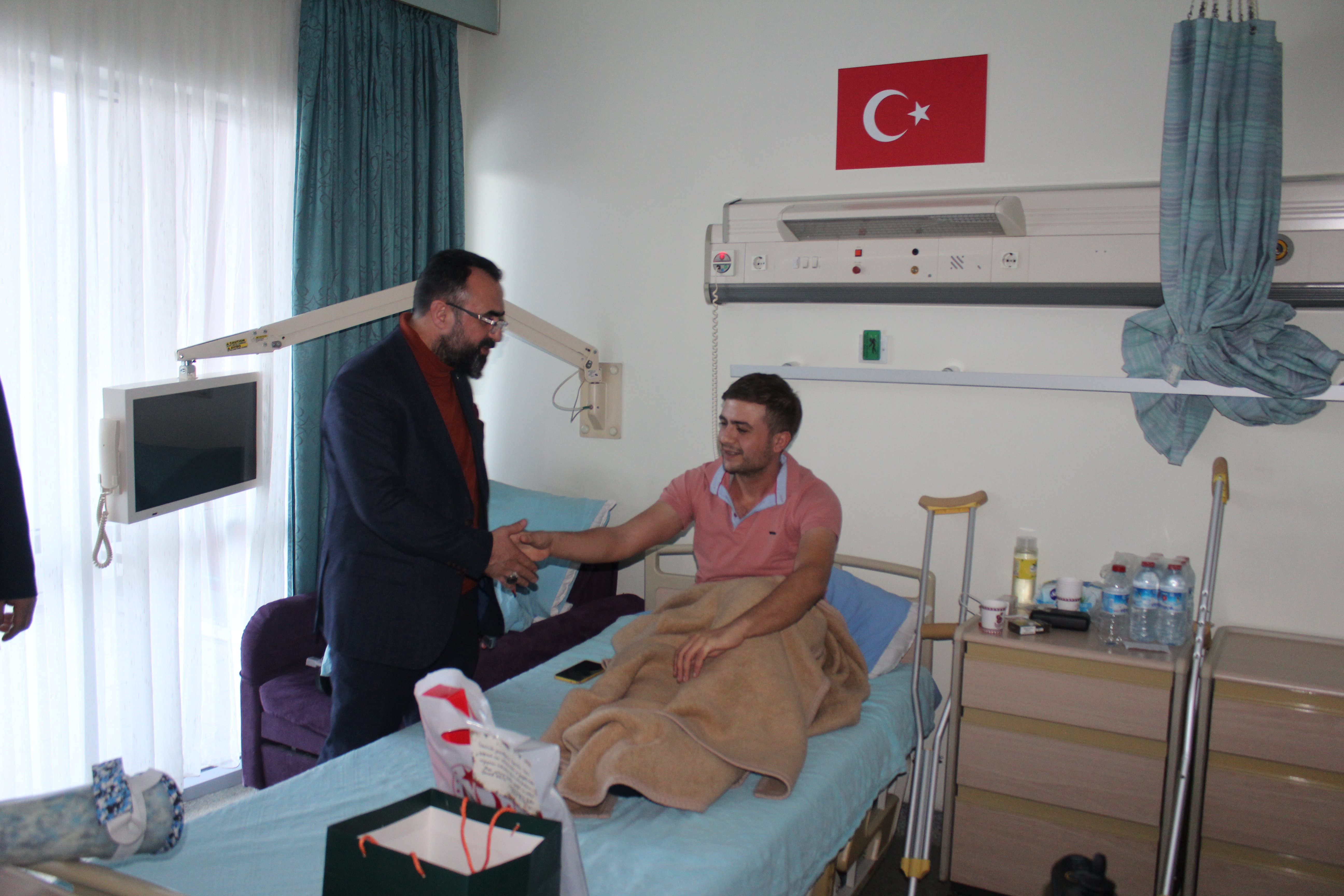 Bilkent Rehabilitasyon Merkezinde tedavi gören kahraman gazilerimizi ziyaret ederek, yeni yıllarını kutladık.  Sonsuz minnet borçlu olduğumuz gazilerimize tez zamanda şifa dileriz.