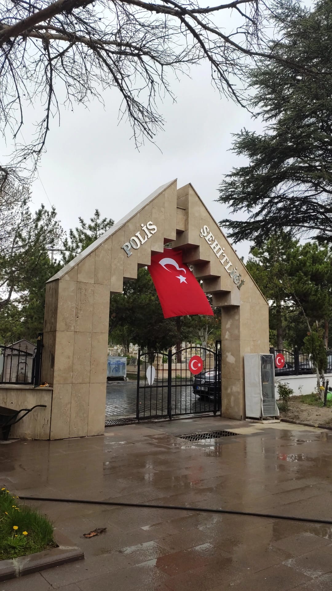 Bizler bugün hala nefes alabiliyorsak, birileri nefesini feda ettiği içindir.Karşıyaka Polis Şehitliği'nde aziz şehitlerimizi anarak, gözümüzün nuru olan aileleriyle bayramlaştık.