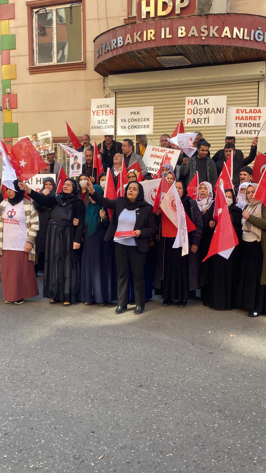 Vakfımızın Cizre Temsilcisi, şehit eşi Zeynep Caner beraberinde şehit eş ve anneleriyle Diyarbakır'da evlat direnişi başlatan anneleri ziyaret ederek, PKK ve HDP terörünü lanetlediler.  Diyarbakır Annelerinin başlattığı bu direniş, terör örgütünün sonu olacak!