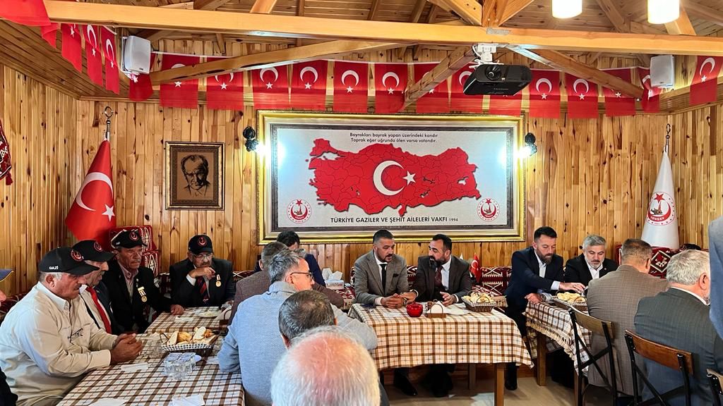 Her Cuma günü düzenlemiş olduğumuz kuru fasulye pilav etkinliğimizde bugün de şehit yakını, gazilerimiz ve vatan gönüllü dostlarımız ile bir araya gelerek, Halil İbrahim Soframızı paylaştık.  Allah, birlik ve beraberliğimizi daim eylesin.