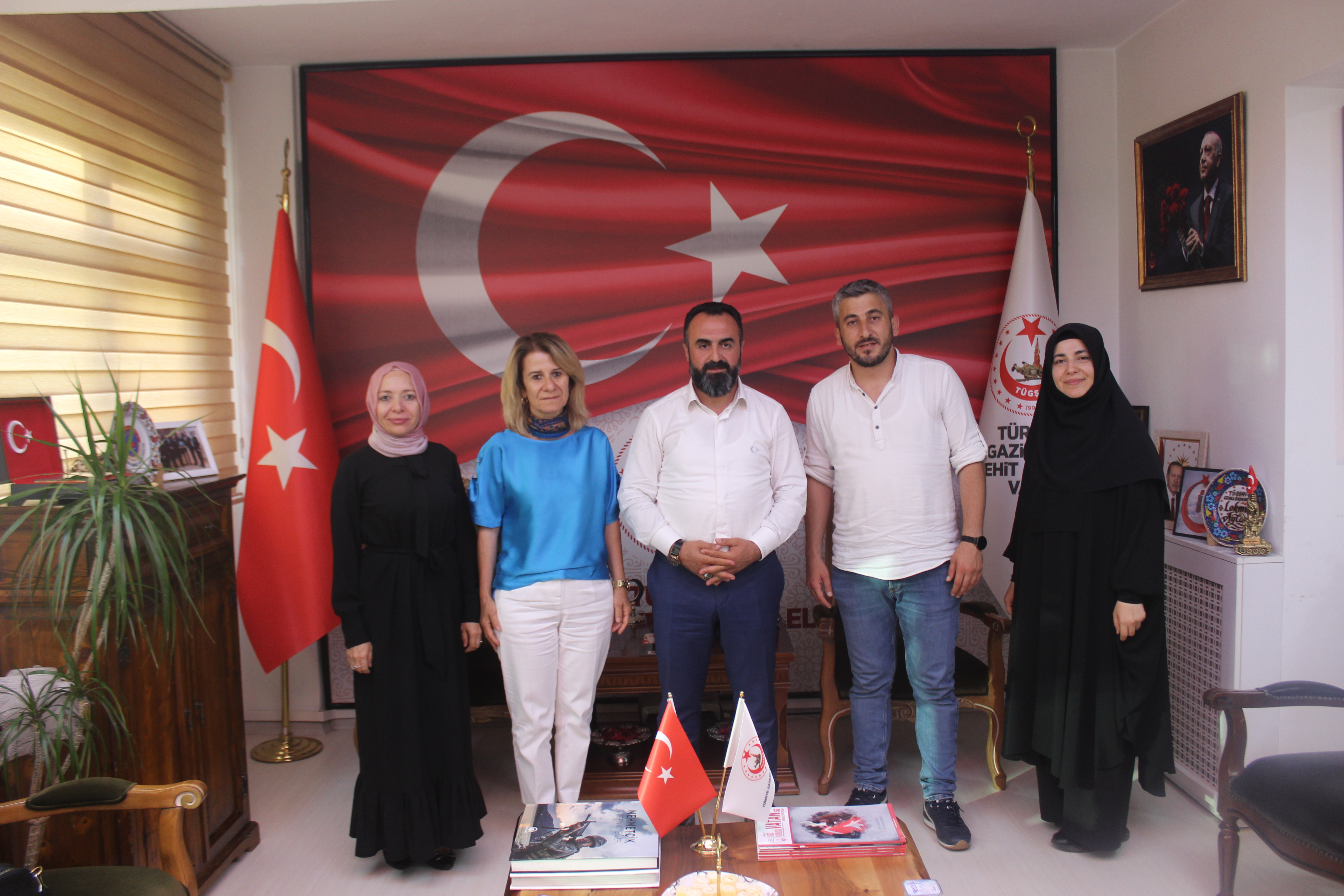 Aile Bünyesindeki Ek Dersli Personel Derneği (ABEPDER) Genel Başkanı Erhan TAYLAN, Genel Başkan Yardımcısı Aslıhan OKUTAN ve yönetim kurulu üyeleri, Vakfımızı ziyaret ettiler.  Nezaket ziyaretleri için kıymetli misafirlerimize teşekkür ederiz.