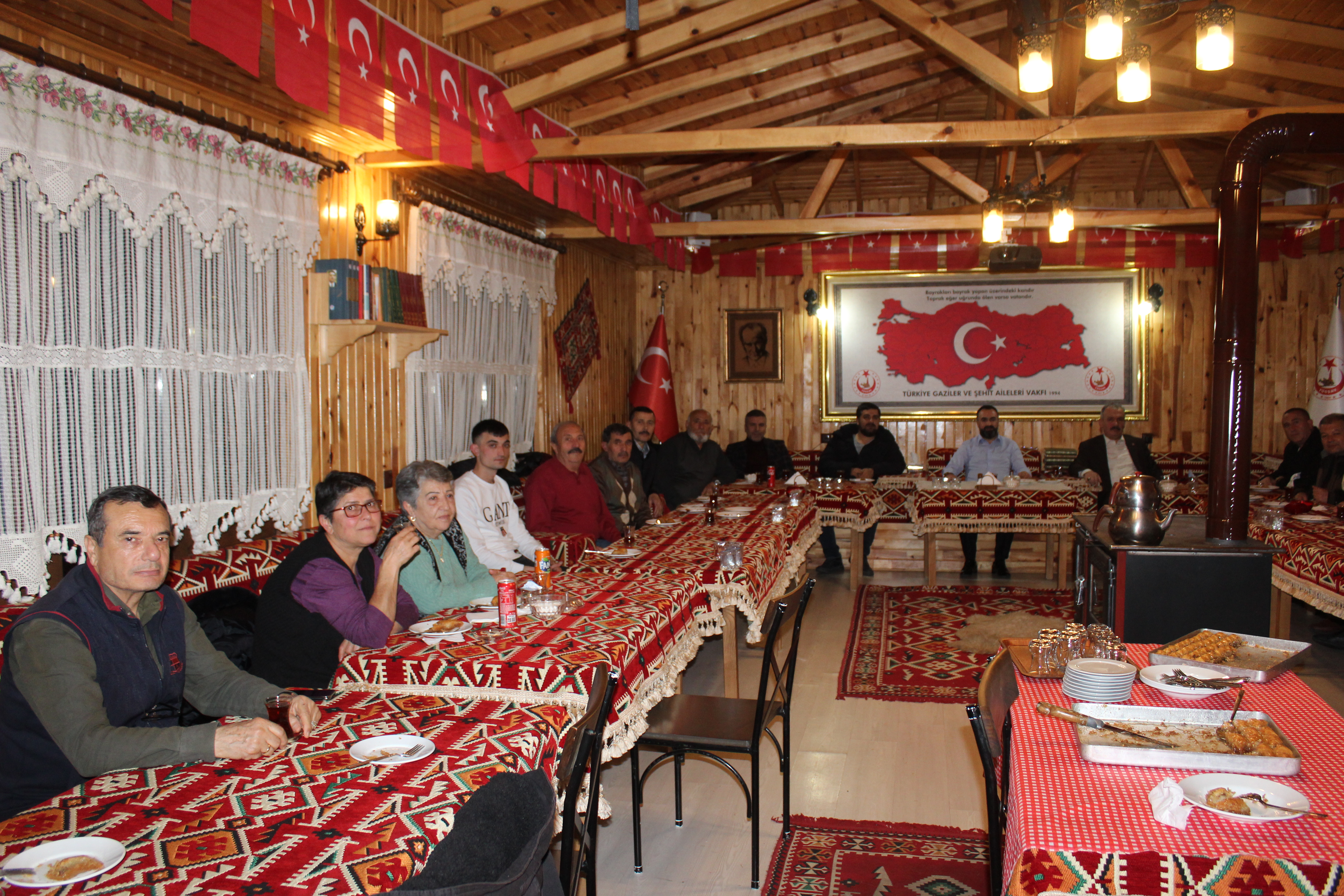 VATANIN GÖZ BEBEĞİ DEĞERLİ ŞEHİT YAKINI AİLELERİMİZİ VE GAZİLERİMİZİ İFTARDA VAKFIMIZDA AĞIRLAYARAK RAMAZAN AYININ BEREKETİNİ VE GÜĞZELLİĞİNİ HEP BİRLİKTE YAŞADIK.