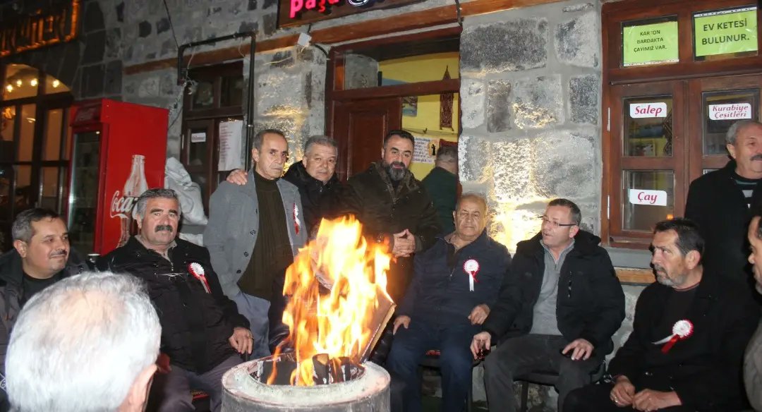 Soğuk bir Kars akşamında sıcak gönlüyle kalplerimizi ısındıran Valimiz Sayın  Ziya Polat'a teşekkür ederiz.   Varlığınız daim, şehitlerimiz şefaatçiniz, Allah her daim yardımcınız olsun...