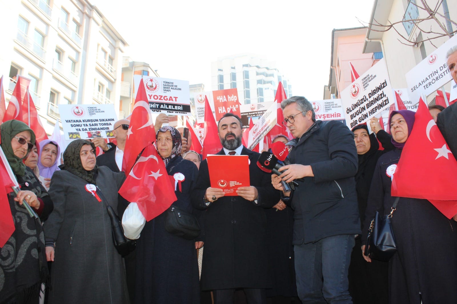 pkk'nın ana karargahı DEMGenelMerkezi önünde şehit yakını ve gazilerimiz ile beraber, şehitlerimizi katleden alçak terör örgütünü ve onların sözcüsü dem partili teröristleri kınadık.  Bilesiniz ki, bu topraklarda artık size rahat ve huzur yok...