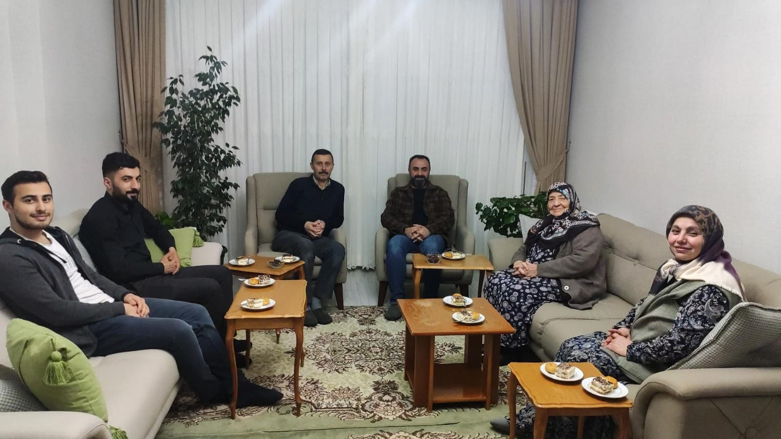 İZMİRDE ASKERİ EĞİTİM UÇAĞININ DÜŞMESİ SONUCU ŞEHİT OLAN PİLOT ÜSTĞ.RESUL EKREM GÖKDOĞAN'IN AİLESİNİN İFTAR SOFRALARINA MİSAFİR OLDUK. AZİZ ŞEHİDİMİZİN KIYMETLİ AİLESİNE TEŞEKKÜR EDERİZ.