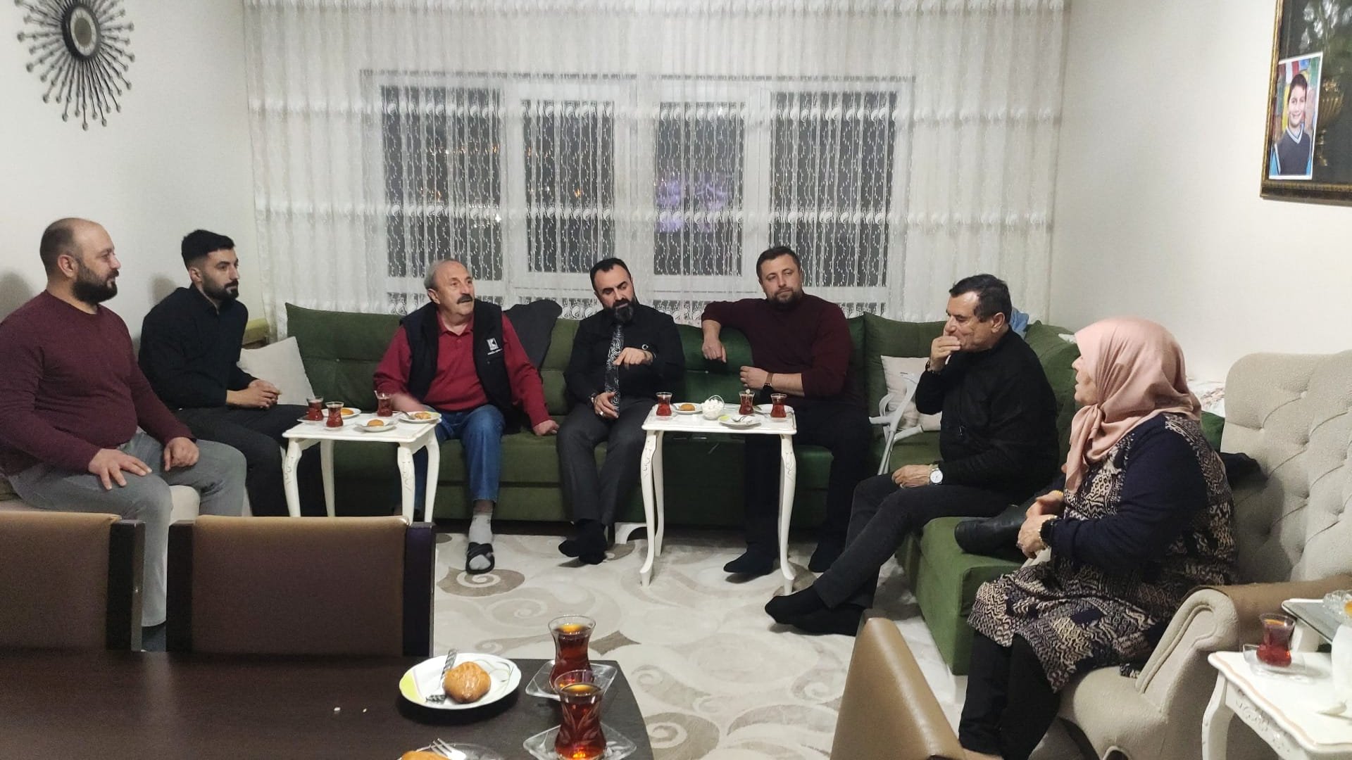 YK ÜYELERİMİZ İLE BİRLİKTE 2016 YILI NUSAYBİN'DE ŞEHİT DÜŞEN ASTSUBAY ARİF ÇAKIR'IN İFTAR SOFRALARINA MİSAFİR OLDUK.AZİZ ŞEHİDİMİN KIYMETLİ AİLESİNE TEŞŞÜR EDERİZ.
