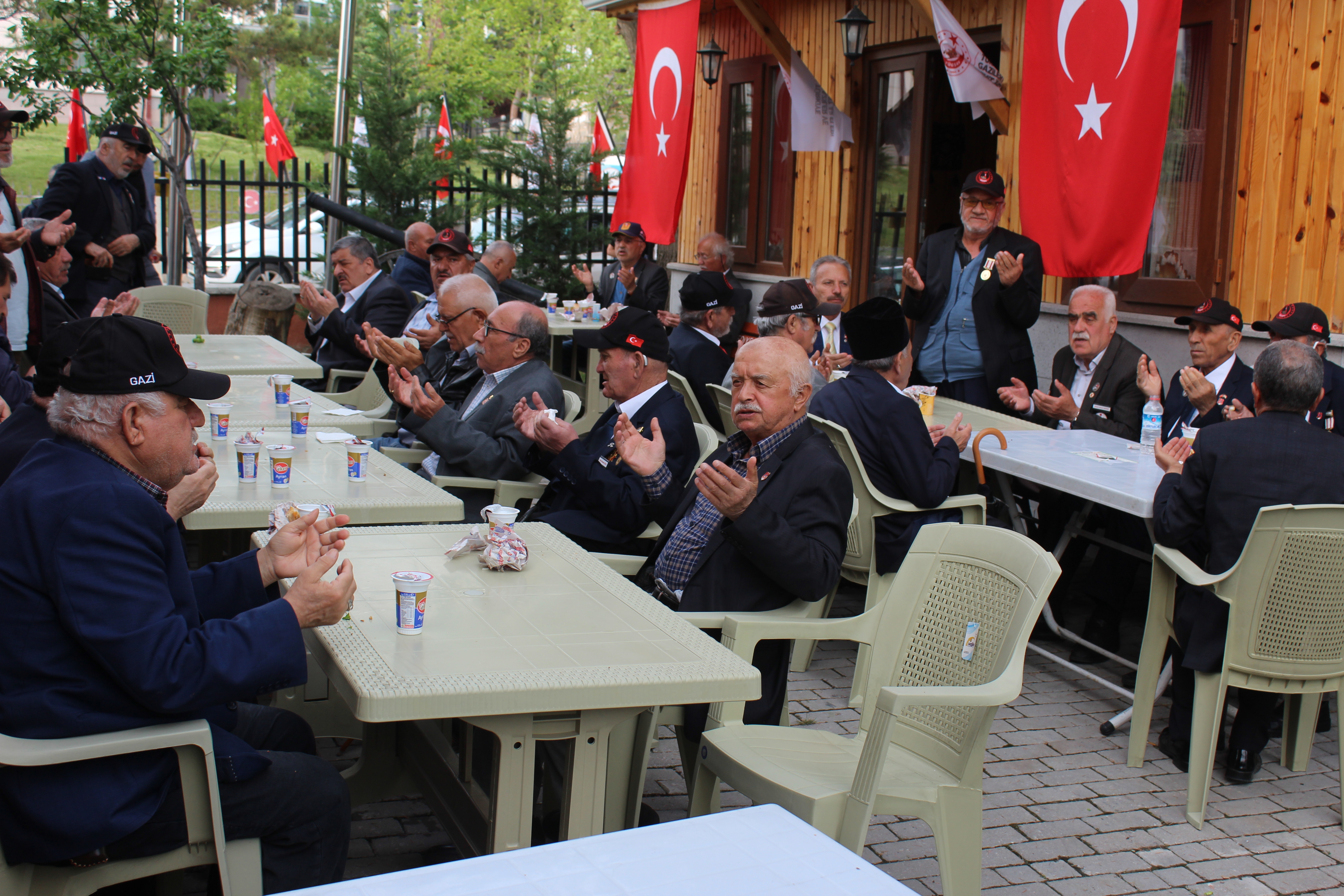 Vakfımızda Kıbrıs Gazilerimizi Misafir Ederek Istişarelerde Bulunduk Ve 28 Mayıs’ta Sayın Cumhurbaşkanımız İçin Destek Istedik. Vatan Için, Bayrak Için, Şehitlerimiz Için Terör Ittifakını Bir Kez Daha Sandığa Gömeceğiz.