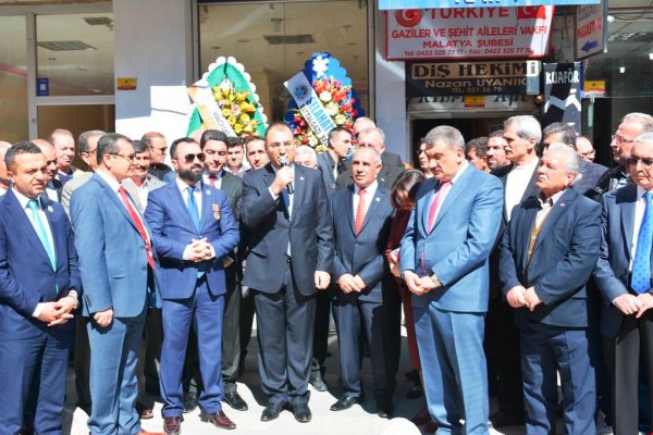 VALI TOPRAK, BIR KEZ DAHA SEHIT AILELERIMIZE VE GAZILERIMIZE MINNETTARLIGIMIZI HAYKIRIYORUZ