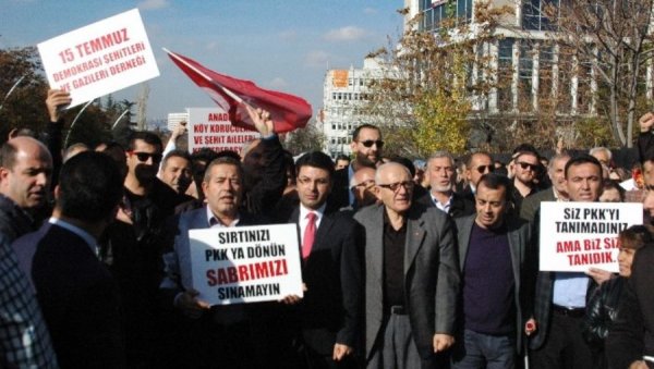 Avusturya Büyükelçiligi önünde protesto