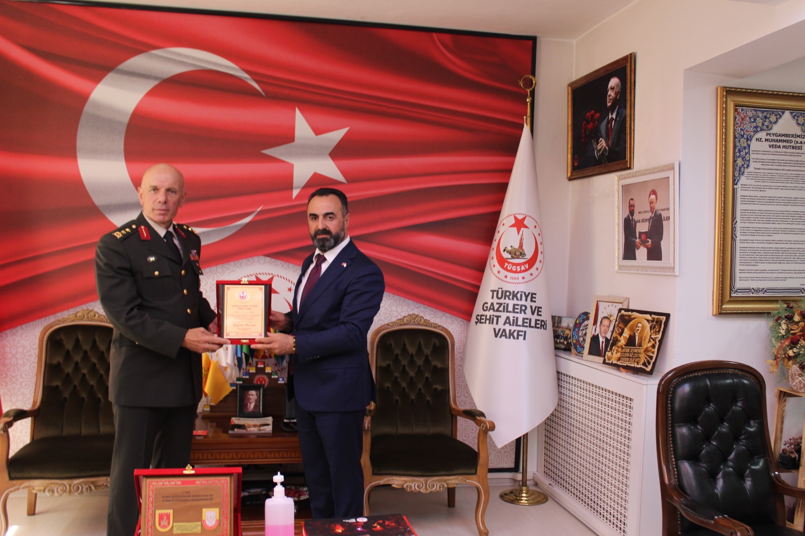 4 Kolordu Komutanı Tümgeneral Ahmet Kurumahmut Komutanımızın Genel Merkezimizi Ziyareti  Göstermiş Oldugu Nazik Ziyareti İcin  Tesekkur Eder Başarılarının Devaminı Dileriz.