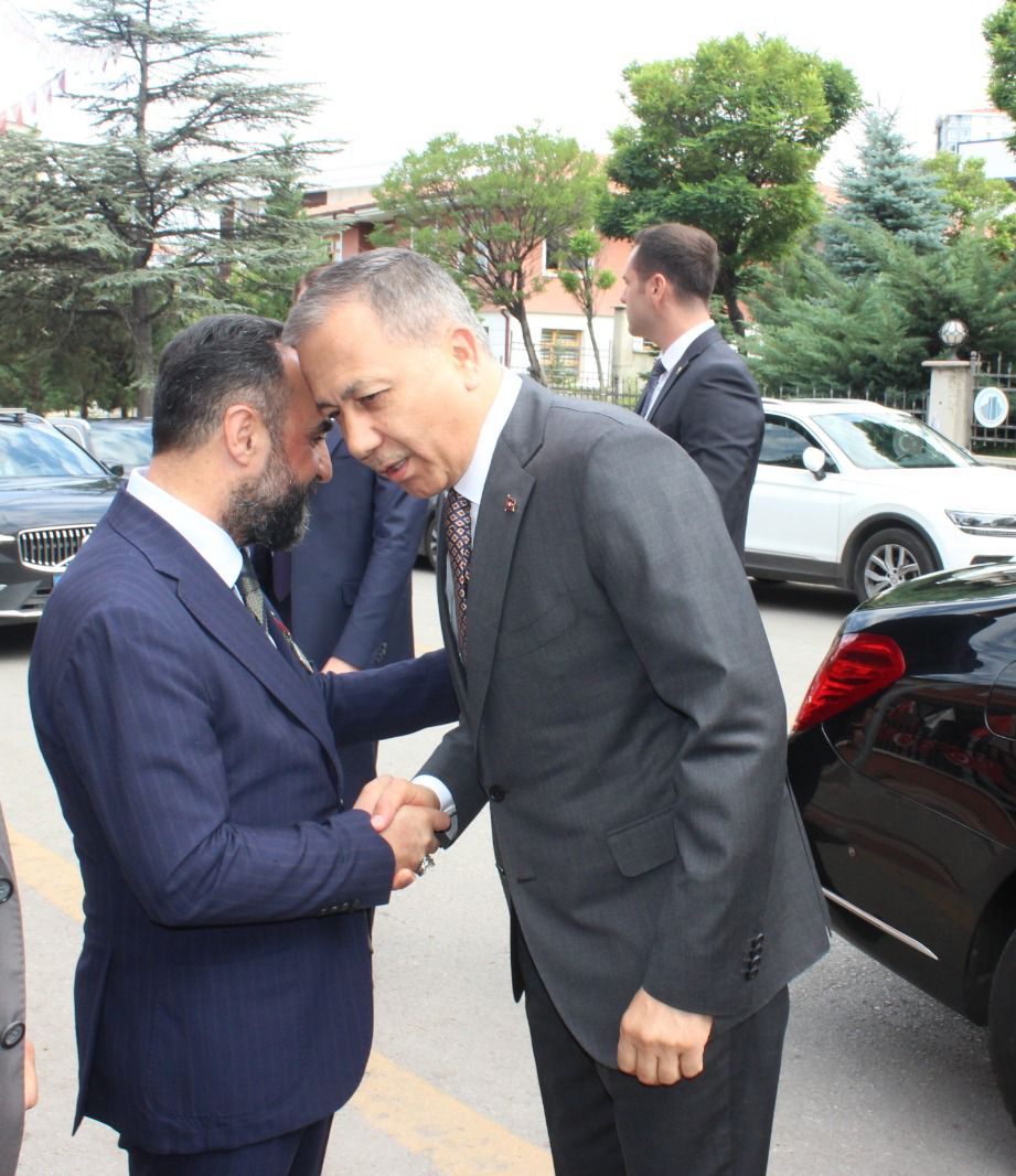 İÇİŞLERİ BAKANI SAYIN  ALİ YERLİKAYA' NIN VAKFIMIZI ZİYARETİ GÖSTERMİŞ OLDUĞU İLGİ VE NAZİK ZİYARETİ İÇİN TEŞEKKÜR EDERİZ. 
