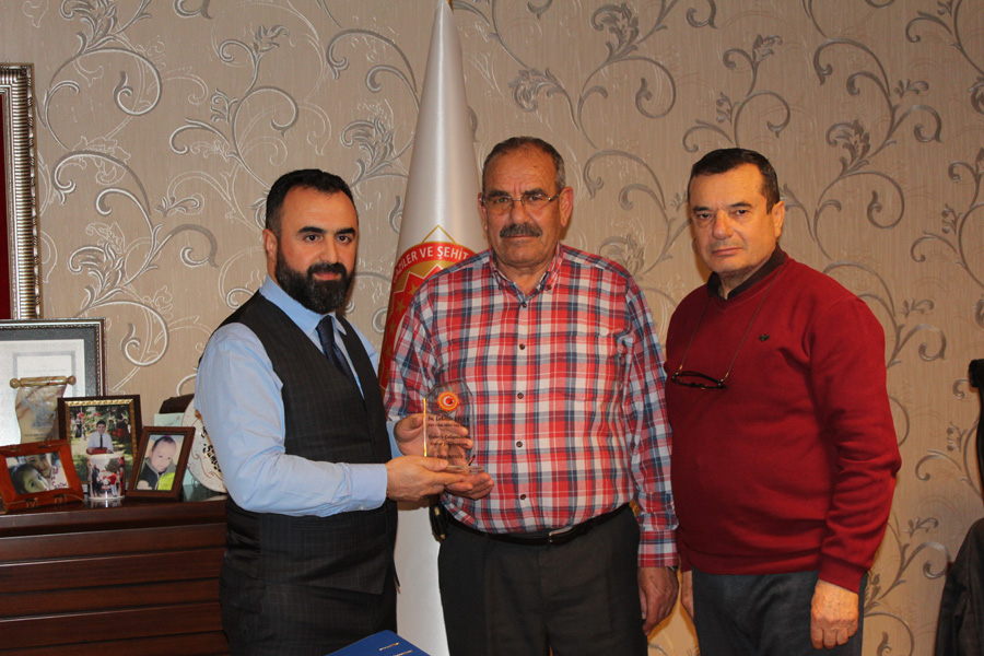 Kibris Gazimiz Sn. Edip DENIZ'den Genel Baskanimiza Tesekkür Plaketi