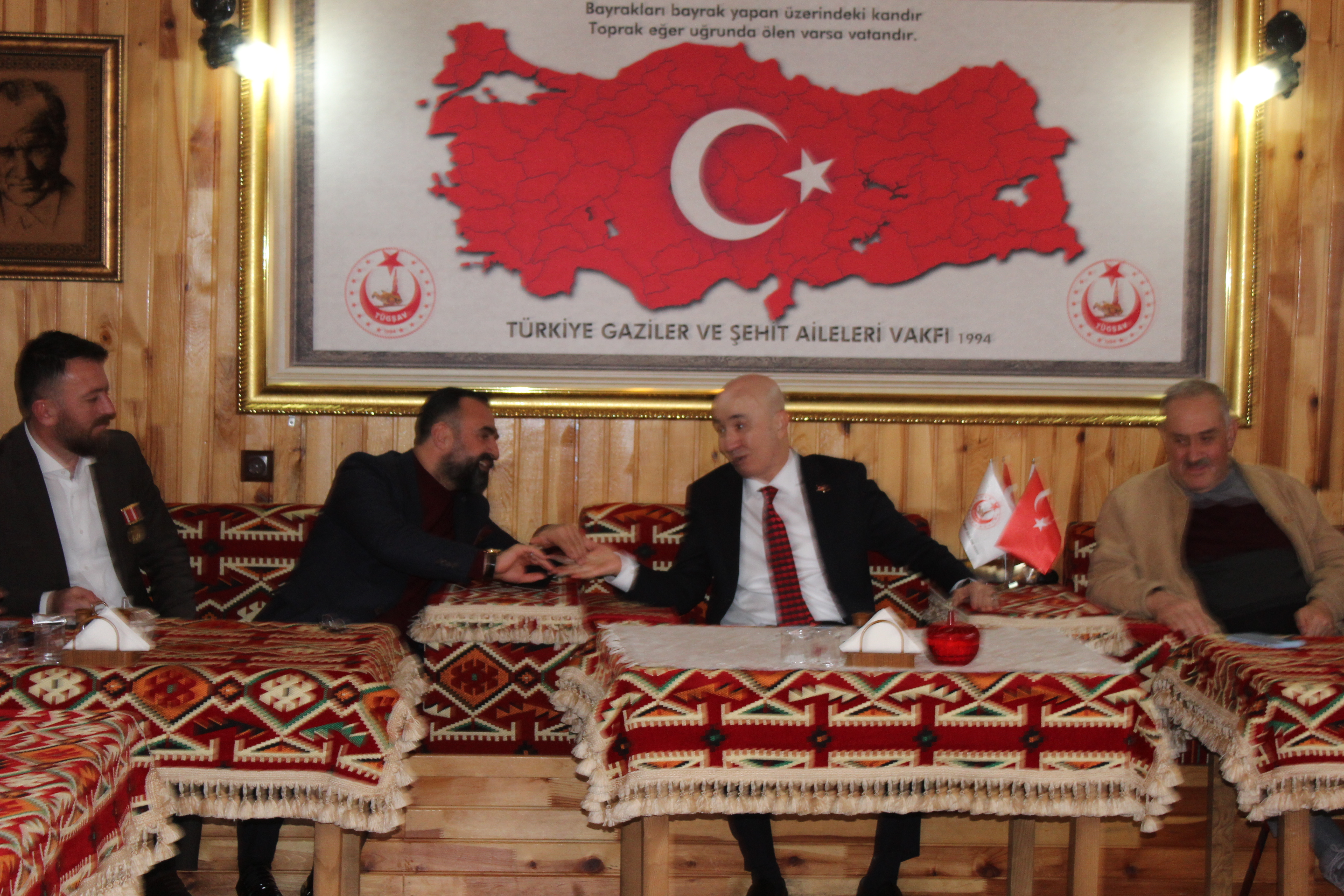 15 TEMMUZ GECESININ KAHRAMAN ISMI,CUMHURBASKANI BAS DANISMANI GAZI TURGUT ASLAN BEY'LER VAKFIMIZI ZIYARET EDIP  BIZLERI SEREFLENDIRDILER. 