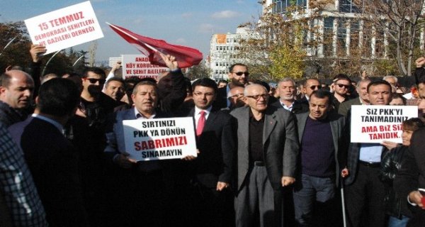 Avusturya Büyükelçiligi önünde protesto