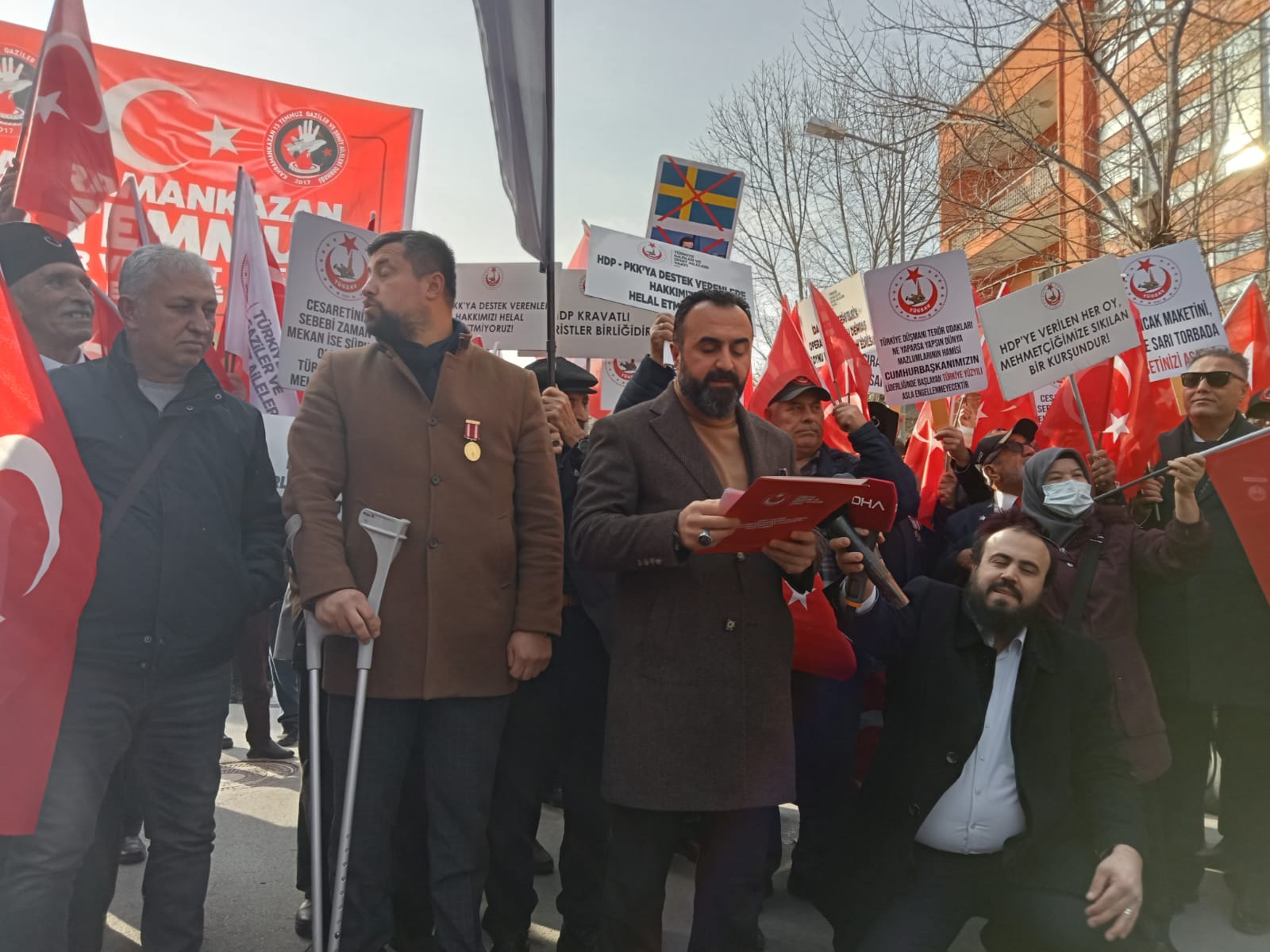 ISVEÇ'TE SAYIN CUMHURBASKANI'MIZA,ONUN SAHSINA VE MILLETINE YAPILAN DAHILI VE HARICI HIÇ BIR IHANETIN KARSISINDA SUSMAYACAGIZ....