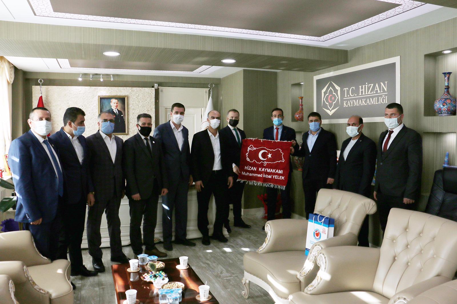 Yönetim Kurulu üyelerimiz Hizan Kaymakami Sayin Muhammed Ikbal YELEK'i mekaninda ziyaret ettiler.