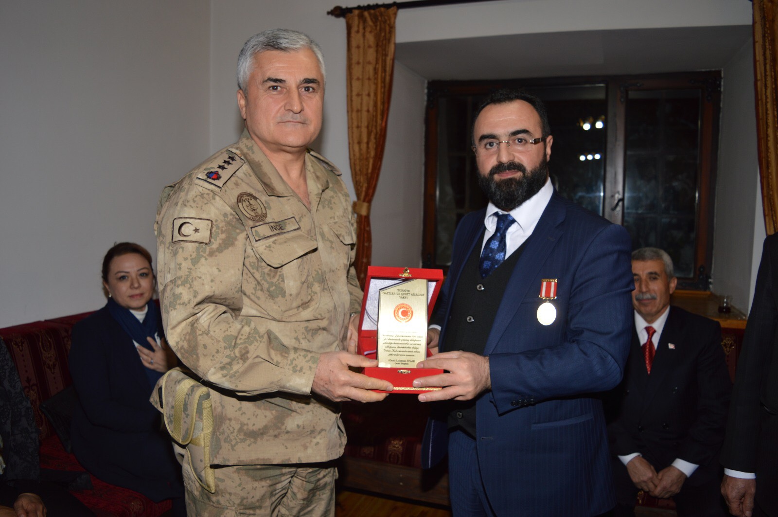 Malatya Il Jandarma Komutanimiz Necmi Ince Beyefendiye Tesekkür Plaketimizi Verdik