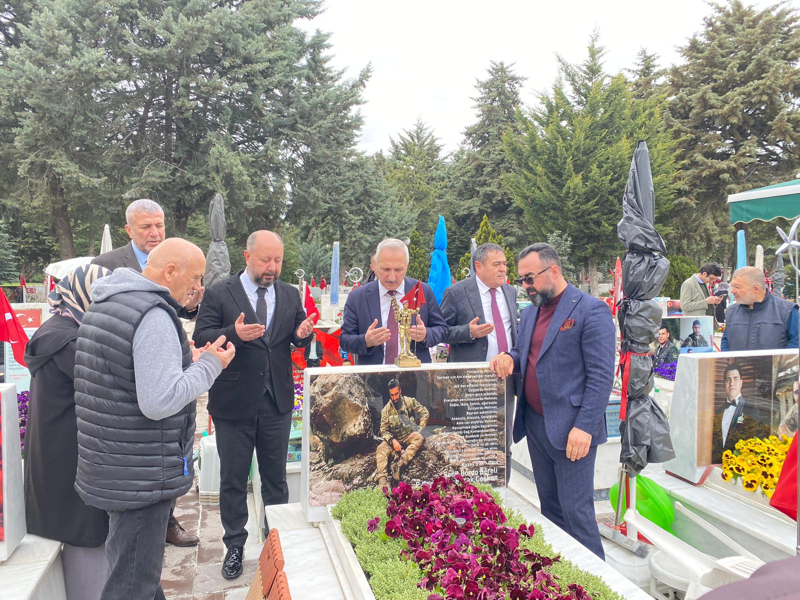 Kadir Gecesi vesilesiyle, Cebeci Sehitligi'nde aziz sehitlerimizin ruhlari için Mevlid okutup, dua ettik.  Ilk sehidimizden son sehidimize kadar, hepsine Yüce Mevla'dan rahmet dileriz.
