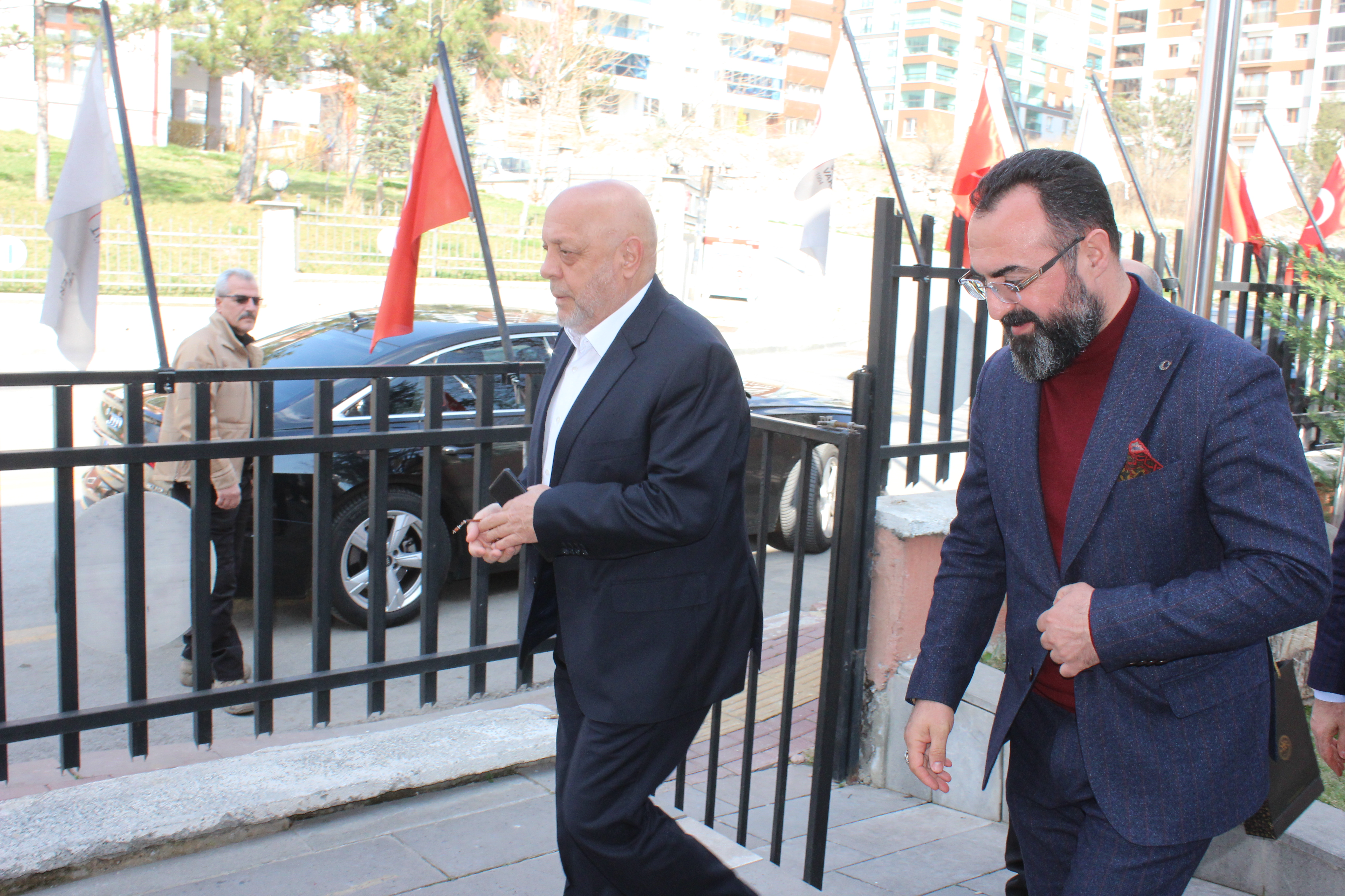 VAKFIMIZIN GÖNÜL DOSTU VE HER ZAMAN DESTEKÇIMIZ HAK-IS KONFEDERASYONU GENEL BASKANI MAHMUT ARSLAN BEYFENDI VAKFIMIZI ZIYARET ETTI.