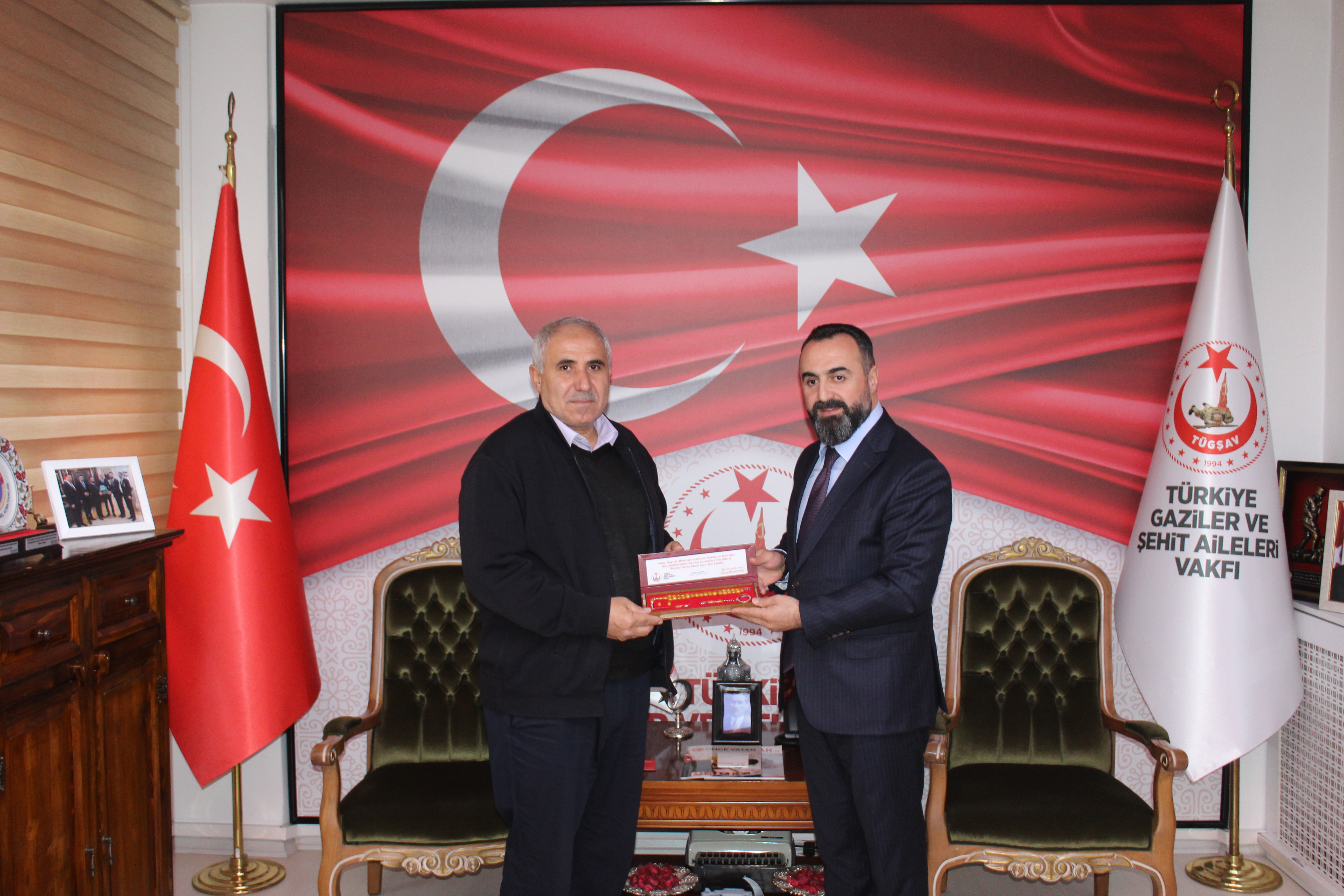 SEHIT BABALARIMIZ; HAYDAR DÜRGER VE ARIF ULUER VAKFIMIZI ZIYARET EDEREK BIZI ONURE ETTILER.DEGERLI MISAFIRLERIMIZE ZIYARETLERI IÇIN TESEKKÜR EDERIZ.