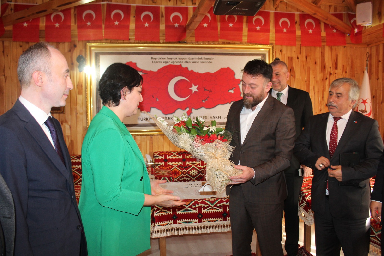 MHP Altindag Ilçe Baskani Emin Sitki Aktas, MHP ikinci bölge milletvekili adaylari Nevin Tasliçay ve Yusuf Tanik  ile MHP teskilat üyeleri Vakfimizi ziyaret ettiler.  Nezaket ziyaretleri için kiymetli misafirlerimize tesekkür ederiz.