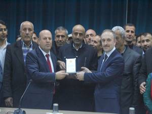  Hakkari Subemizin Baskani Hakkari Belediye Baskan Adayi Cüneyt Epcim’e  Plaket Takdim Etti