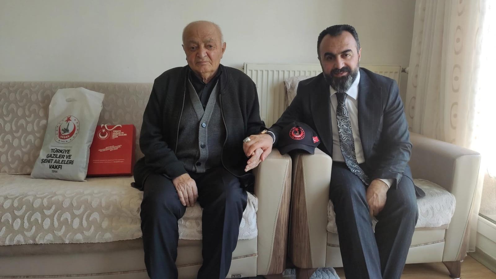 Kibris Gazimiz Süleyman Efe'ye evinde geçmis olsun ziyaretinde bulunarak, sifa dileklerinde bulunduk.Gazimize Allah'tan saglikli ve uzun bir ömür dileriz.        
