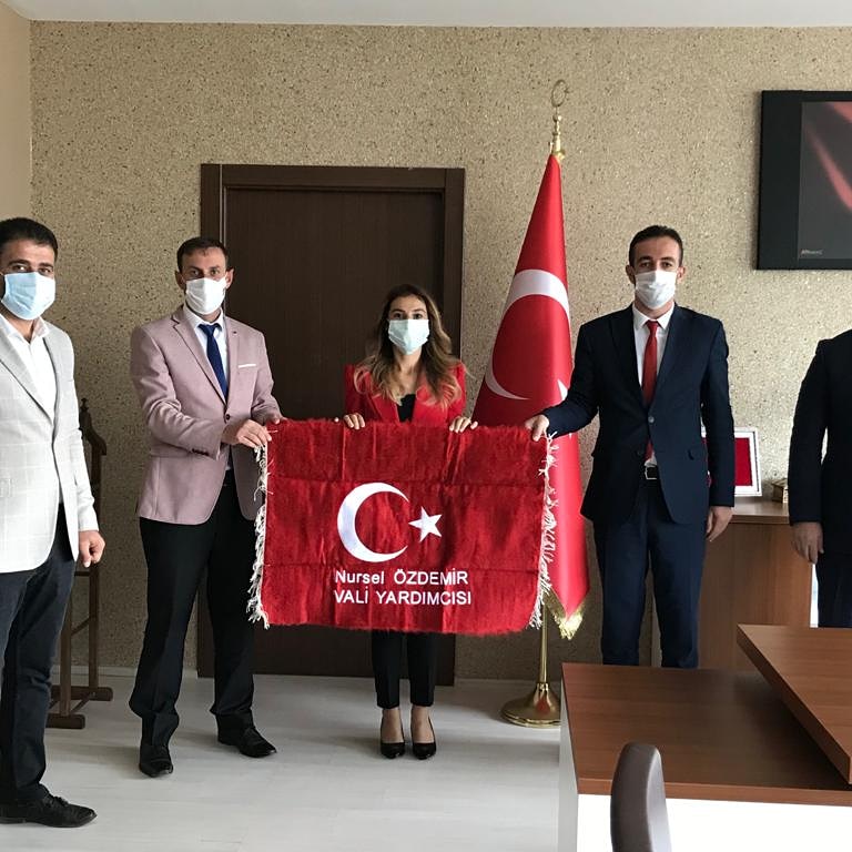 Sube Baskanimiz Sayin Yusuf ÖZDEMIR ve Yönetim Kurulu üyeleriyle beraber Vali yardimcisi Sayin Nursel ÖZDEMIR'i ziyaret ettiler.