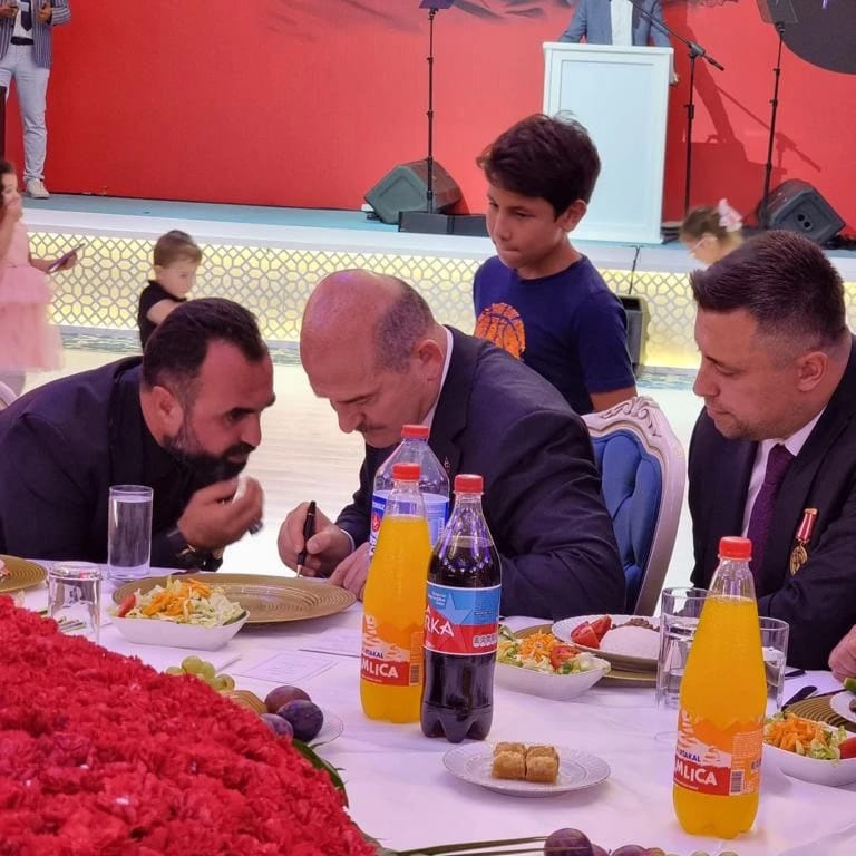 Türkiye Gaziler ve Sehit Aileleri Vakfi, 19 Eylül Gaziler Günü nedeniyle Ankara'da aksam yemekli program düzenledi. Programa Içisleri Bakani Süleyman Soylu’nun yani sira Büyük Birlik Partisi (BBP) Genel Baskani Mustafa Destici, Pursaklar Belediye Baskani 