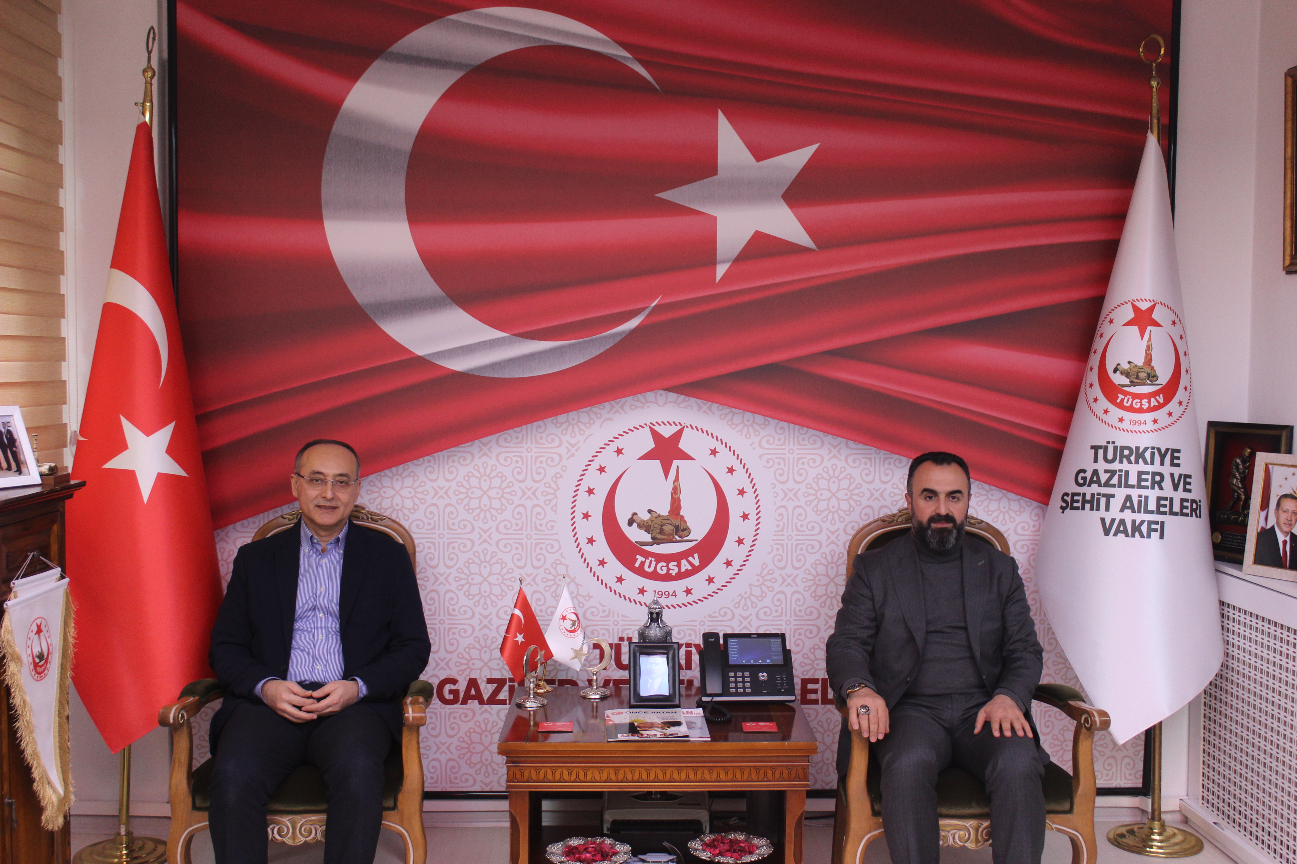 VAKFIMIZIN MÜTEVELLI HEYET ÜYESI ROF.DR METIN DOGAN BEYFENDI GENEL BASKANIMIZ GAZI LOKMAN AYLAR ILE BIR ARAYA GELEREK VAKIF ÇALISMAMIZA ILISKIN ISTISAREDE BULUNDULAR.ZIYARETLERI IÇIN KENDILERINE TESEKKÜRLERIMIZI SUNARIZ