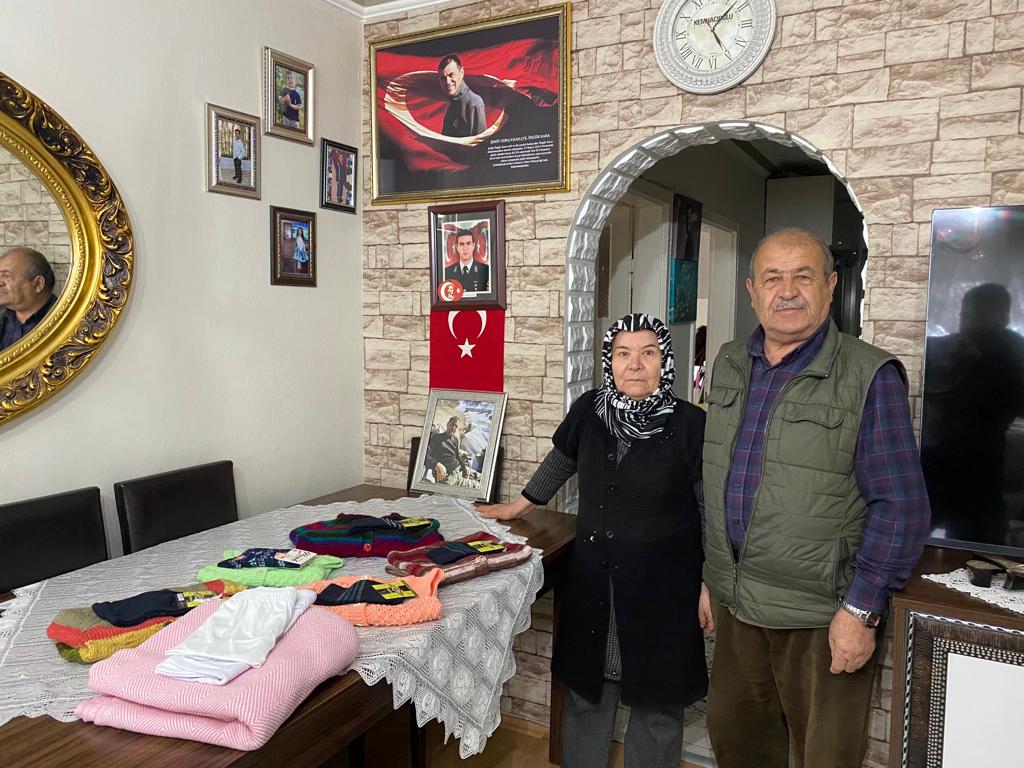 SEHIT ÖZGÜR KARA'nin ANNESI EFTADIYE KARA VE BABASI SADIK KARA DEPREM BÖLGESINDEKI ÇOCUKLAR IÇIN KENDI ÖRDÜKLERI YELEK VE KAZAKLARI VAKFIMIZA TESLIM ETTILER.