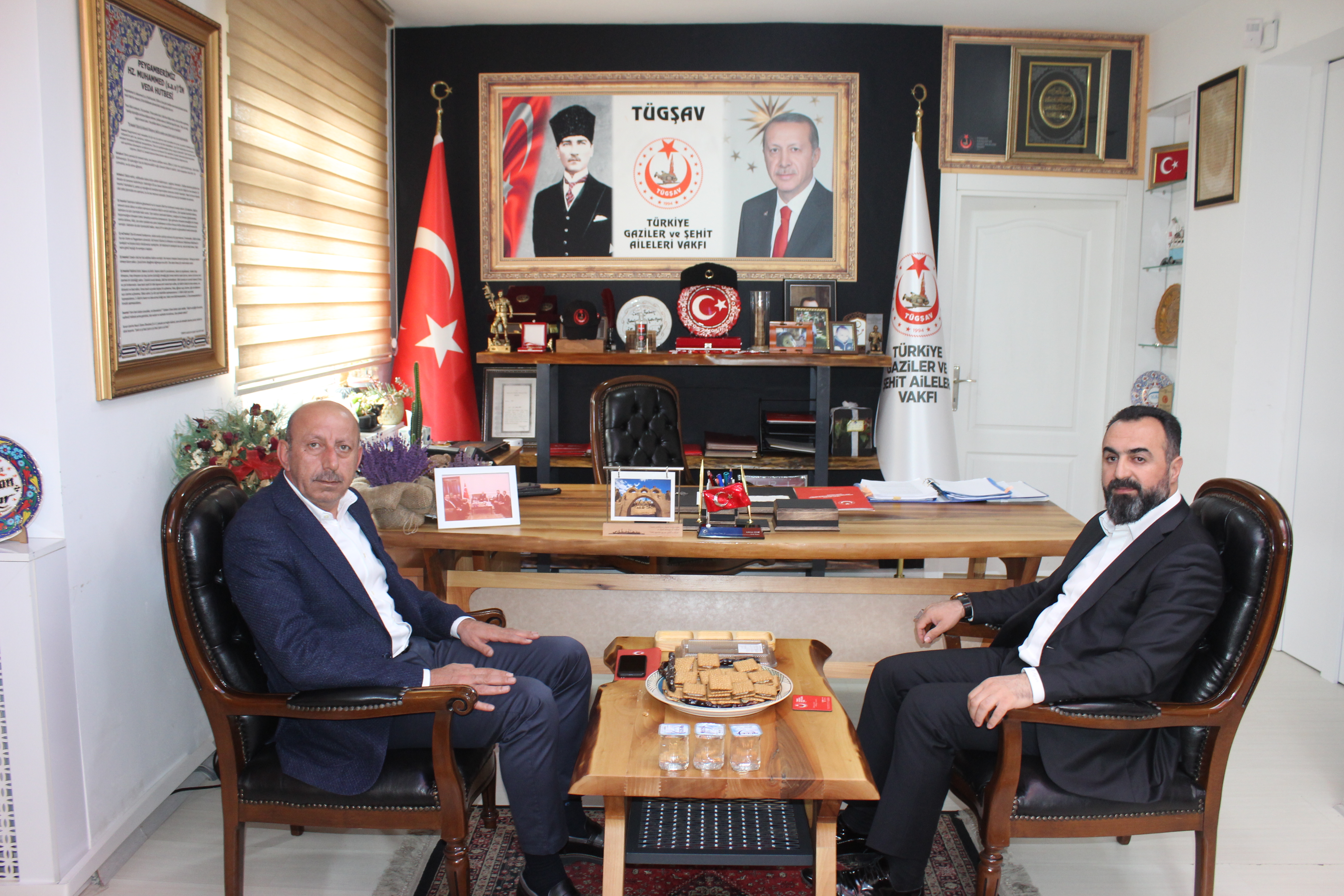 Diyarbakir'dan Vakfimizi ziyarete gelen Edip Elik beyefendiye,Nezaket ziyaretleri için tesekkür ederiz.