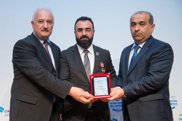  SGK Baskanligi tarafindan Genel Baskanimiz Gazi Lokman Aylar'a onur plaketi takdimi