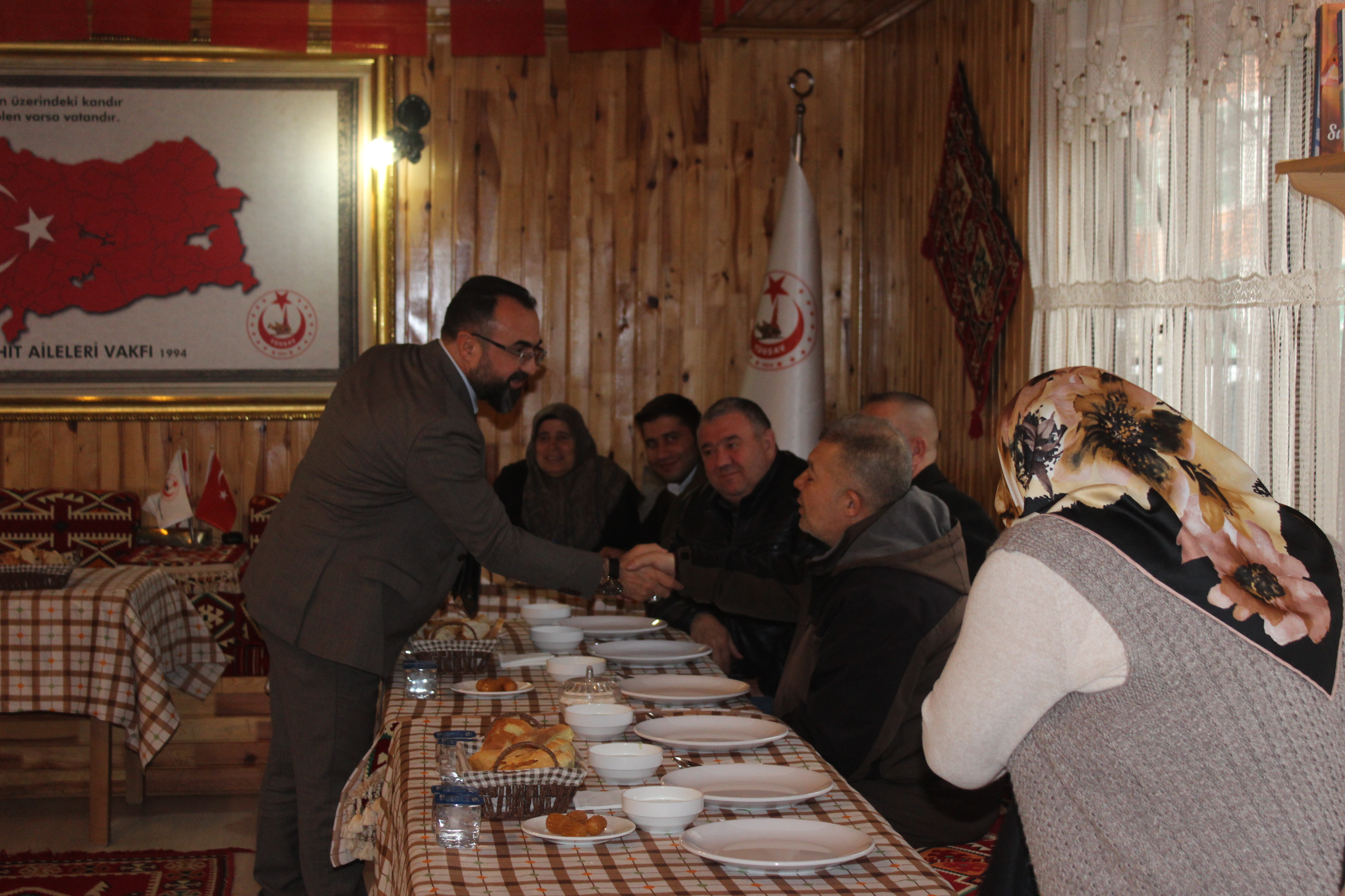 EY BU TOPRAKLAR UGRUNA CAN VEREN SEHIDIM; KIYMETLI EMANET'IN AILEM AILEMIZDIR.
