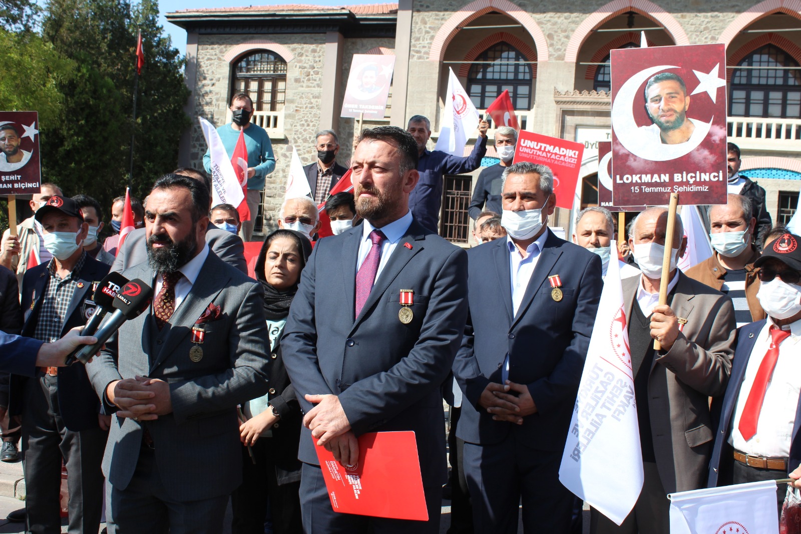 Gazi ve sehit yakinlari Ankara'da birinci Meclis önünde bir araya gelerek, vatanini savunmak için canini ortaya koyan kahramanlari hiçe sayan CHP'li Kiliçdaroglu'nun KHK'lilari görevine iade edecegim sözlerine tepki gösterdi.