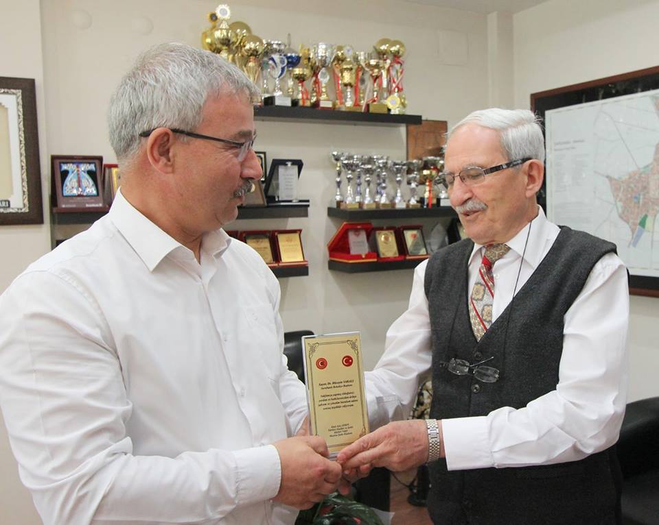 Saruhanli Belediye Baskanimiza Plaket Takdim ettik.