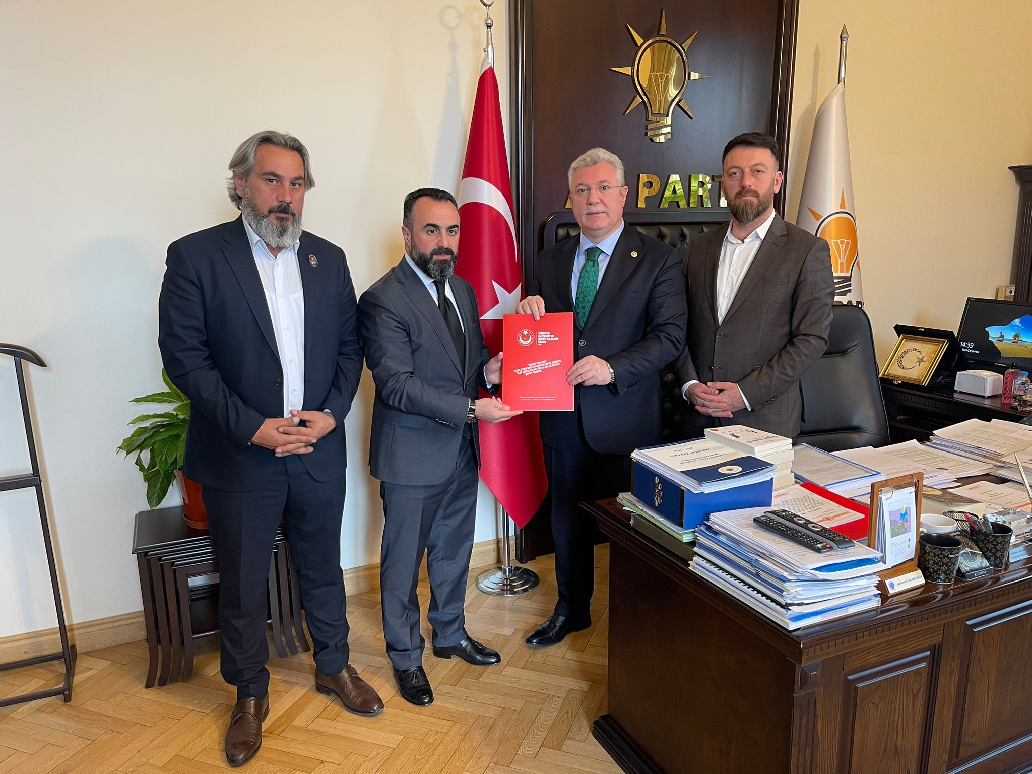 AK PARTI GRUP BASKIAN VEKILI SAYIN; M.EMIN AKBASOGLUNU ZIYARET EDEREK,SEHIT YAKINLARI VE GAZILERIMIZ ILE ILGILI TALEPLERIN BULUNDUGU DOSYAMIZI KENDILERINE TAKTIM ETTIK.